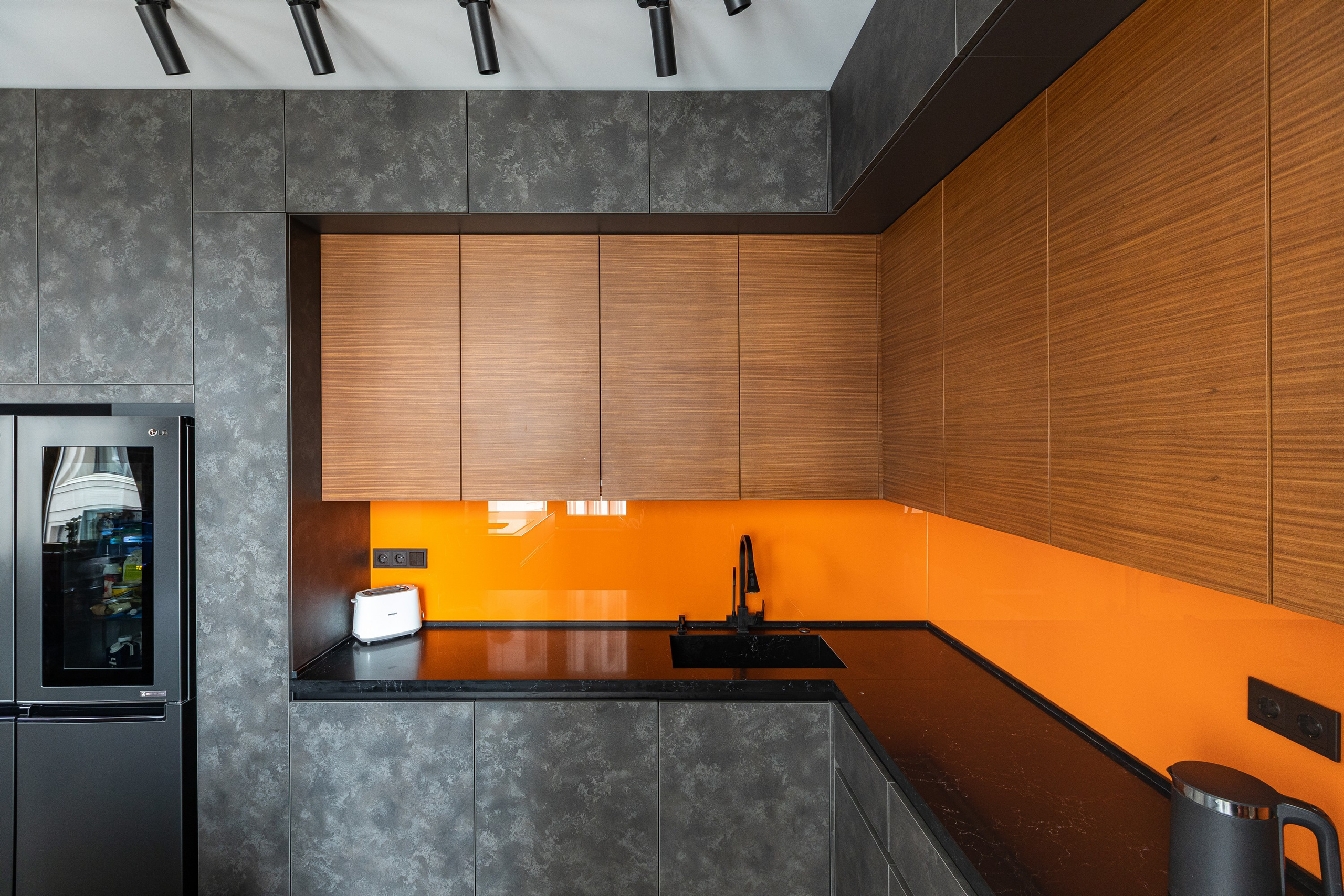 Кухня и двери от компании Reyki Store. Интерьерный фотограф в Москве Роман Потапов