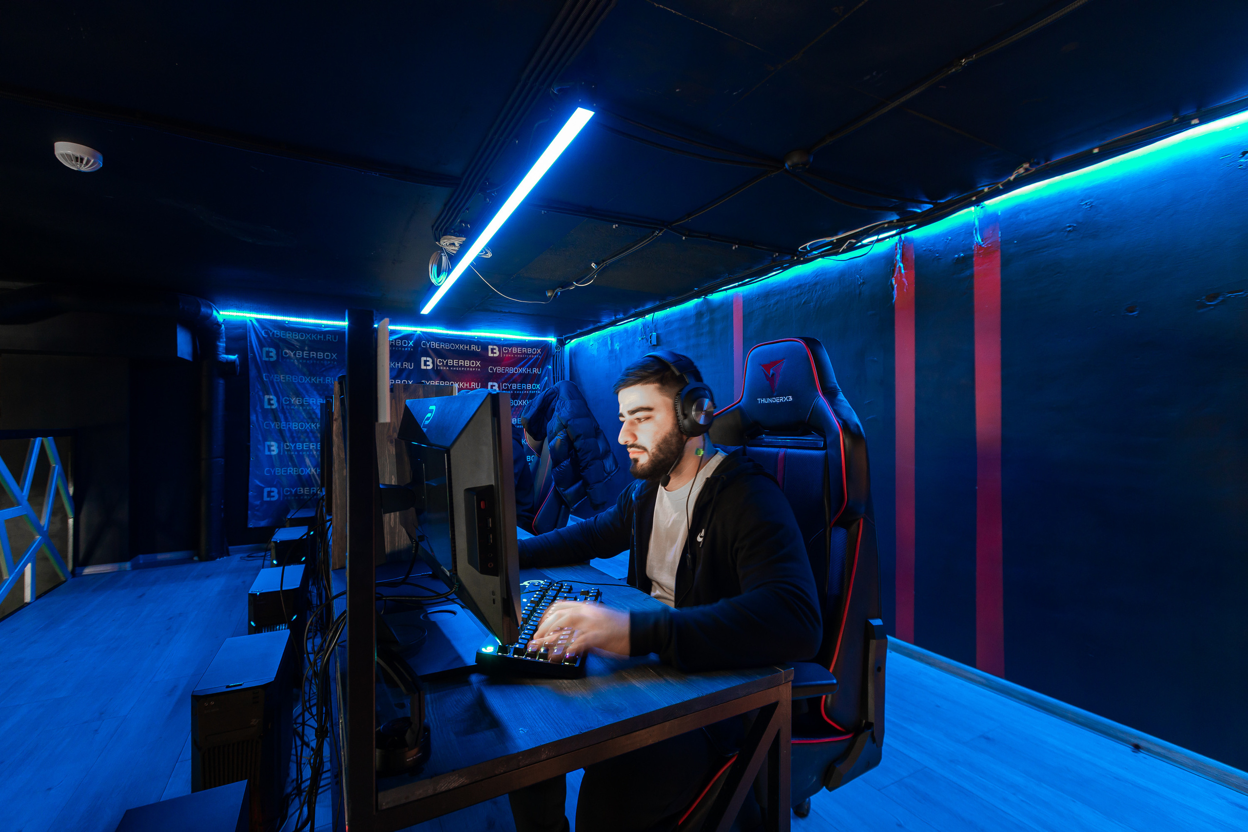 Интерьерная фотосъемка компьютерного клуба. Интерьерный фотограф в Москве Роман Потапов