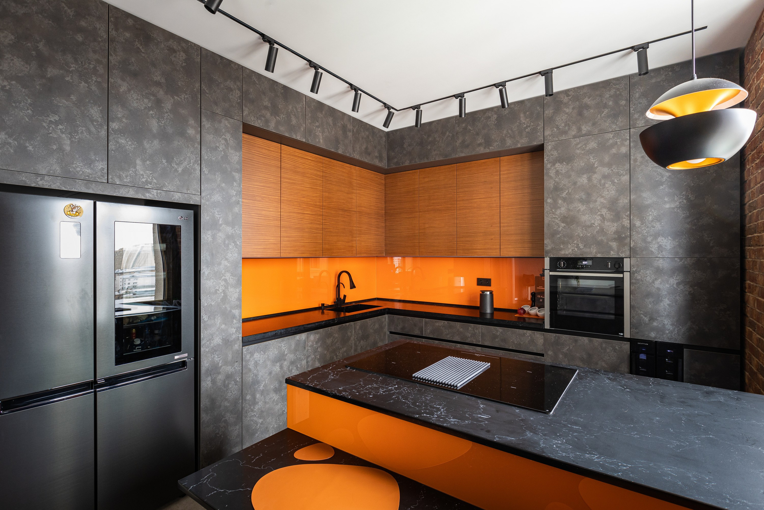 Кухня и двери от компании Reyki Store. Интерьерный фотограф в Москве Роман Потапов