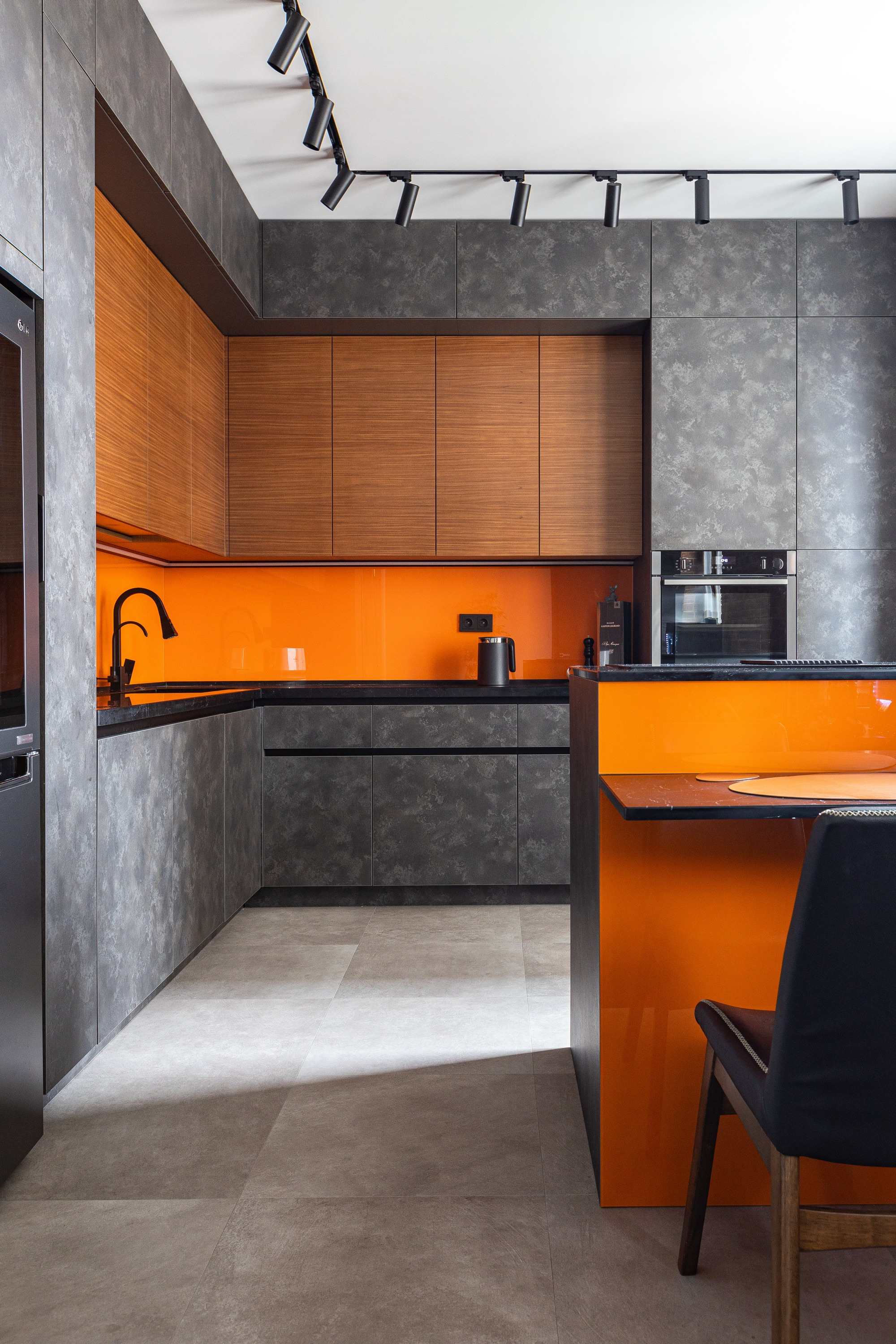 Кухня и двери от компании Reyki Store. Интерьерный фотограф в Москве Роман Потапов