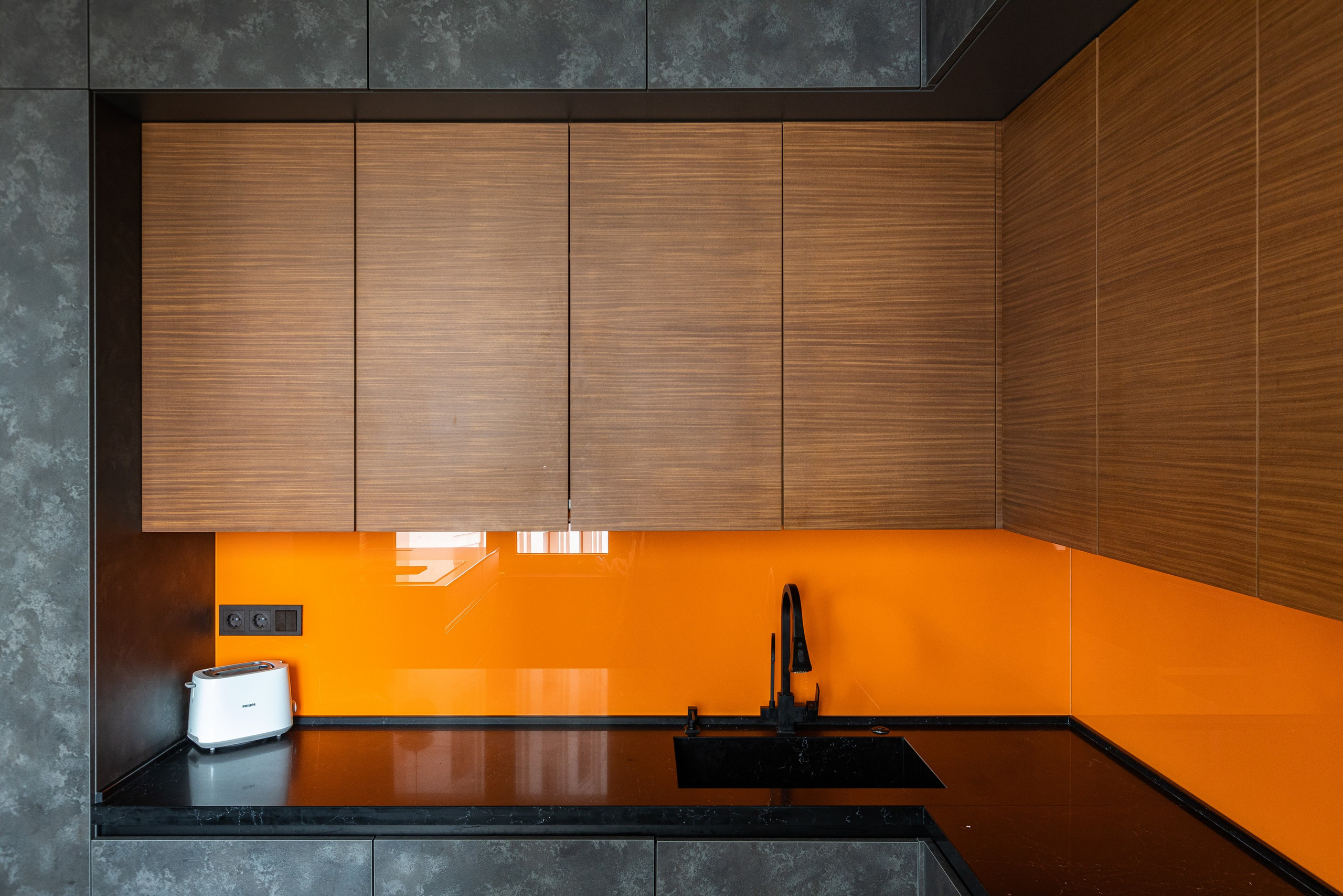 Кухня и двери от компании Reyki Store. Интерьерный фотограф в Москве Роман Потапов