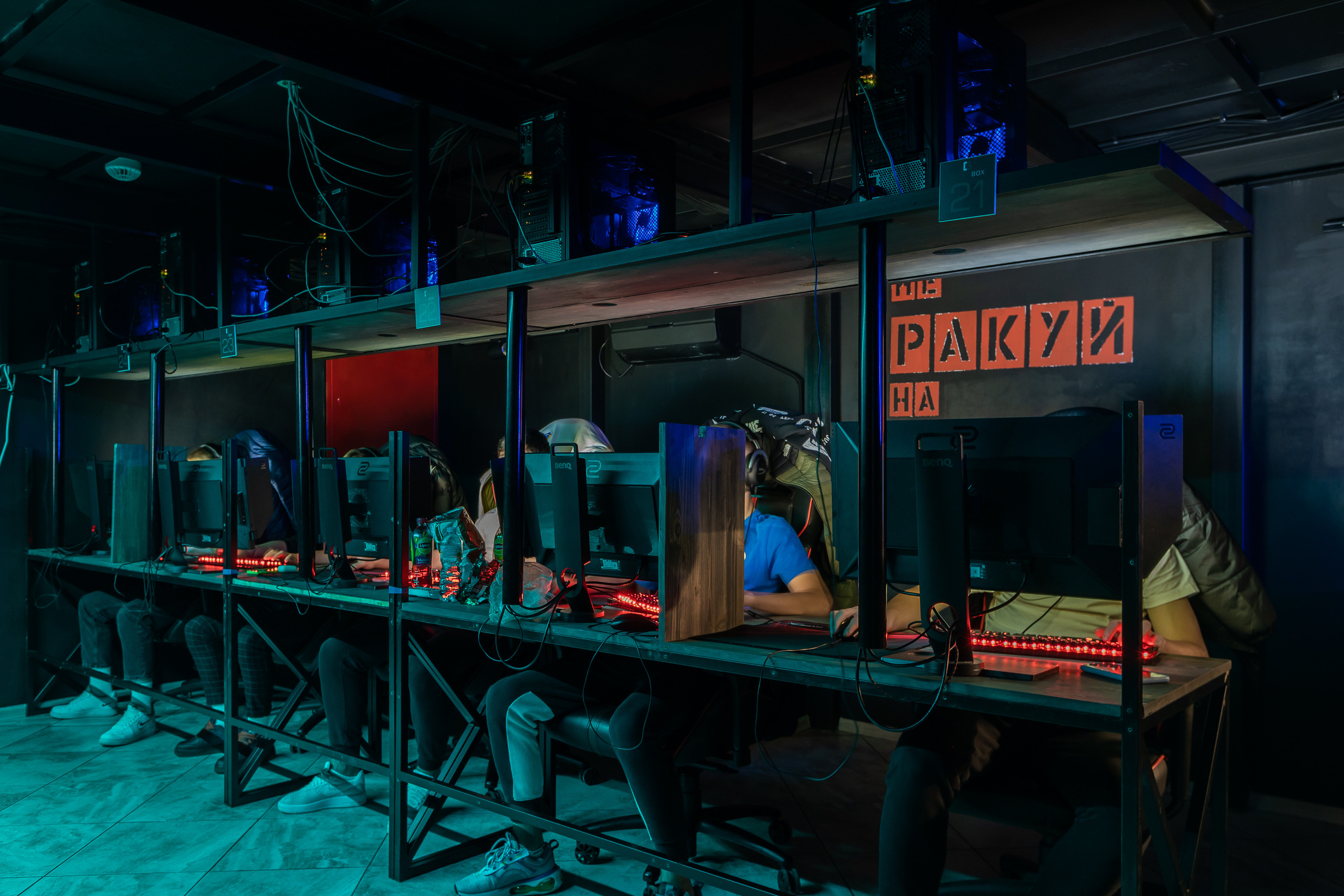 Интерьерная фотосъемка компьютерного клуба. Интерьерный фотограф в Москве Роман Потапов