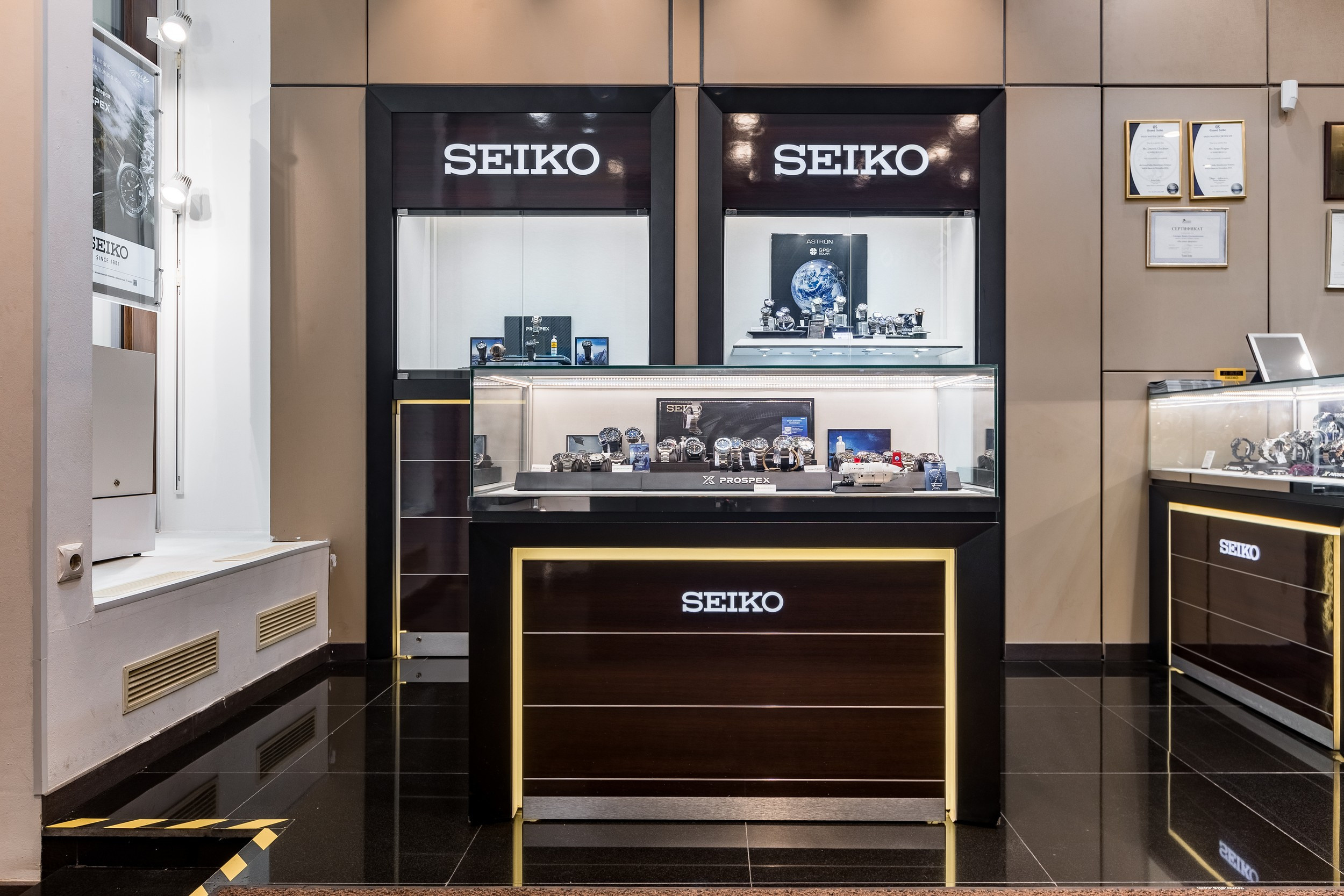 Магазин SEIKO на Никольской. Интерьерный фотограф в Москве Роман Потапов