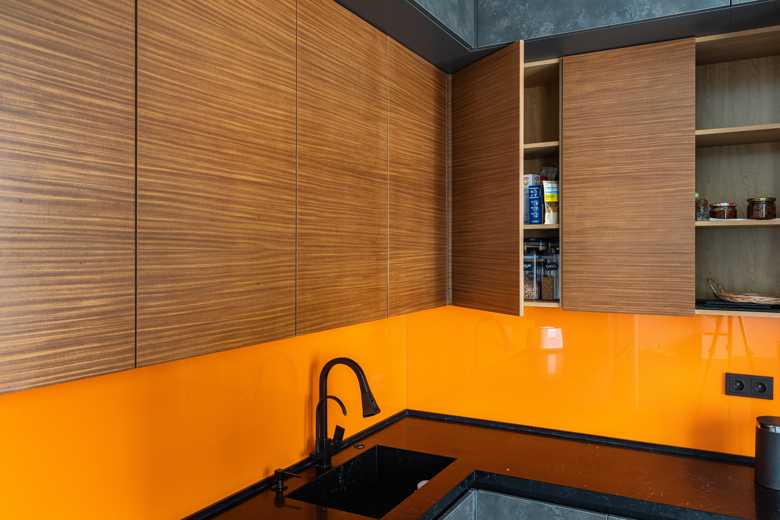 Кухня и двери от компании Reyki Store. Интерьерный фотограф в Москве Роман Потапов