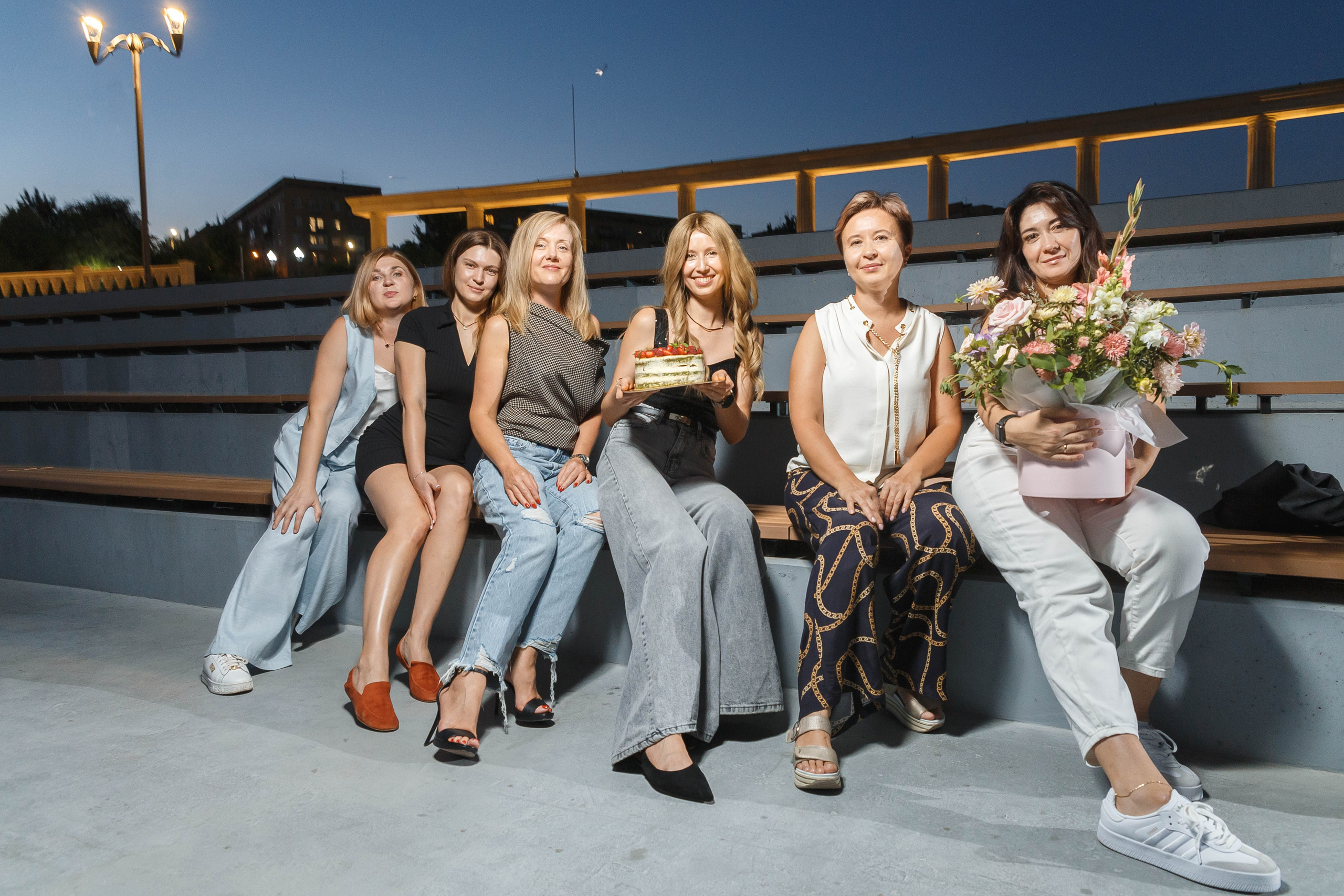 День рождения Оксаны: подруги, набережная, торт, шампанское. Событийный фотограф Максим Бескоровайновнов