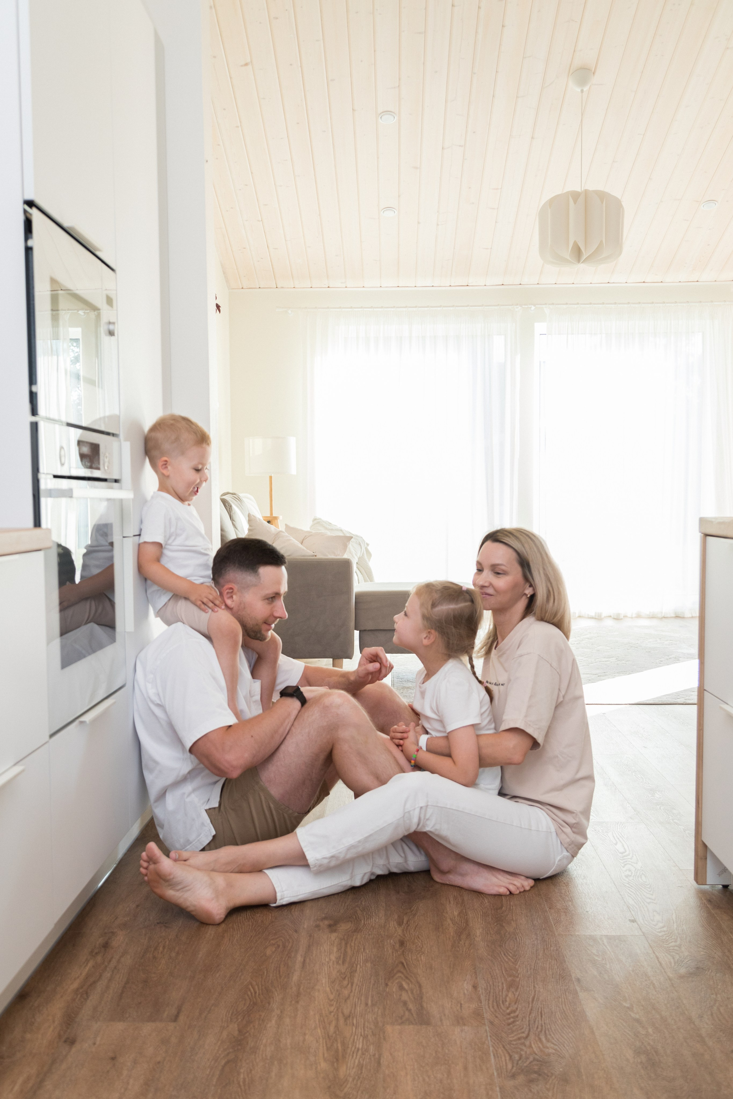 Семейная фотосессия дома. Детский и контент фотограф Надя Волкова Санкт-Петербург