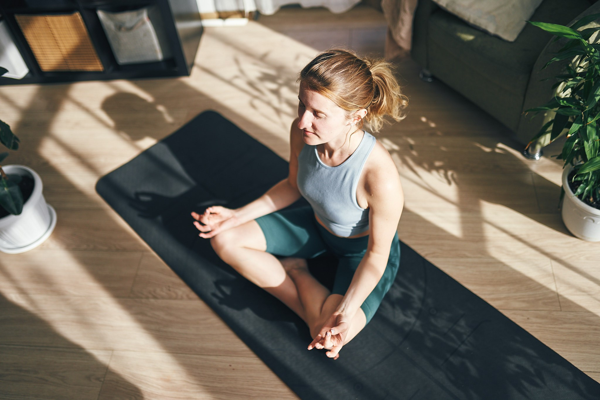 Репортажная съемка йога класса на берегу моря. Фотограф в Сочи Катя Гончарова