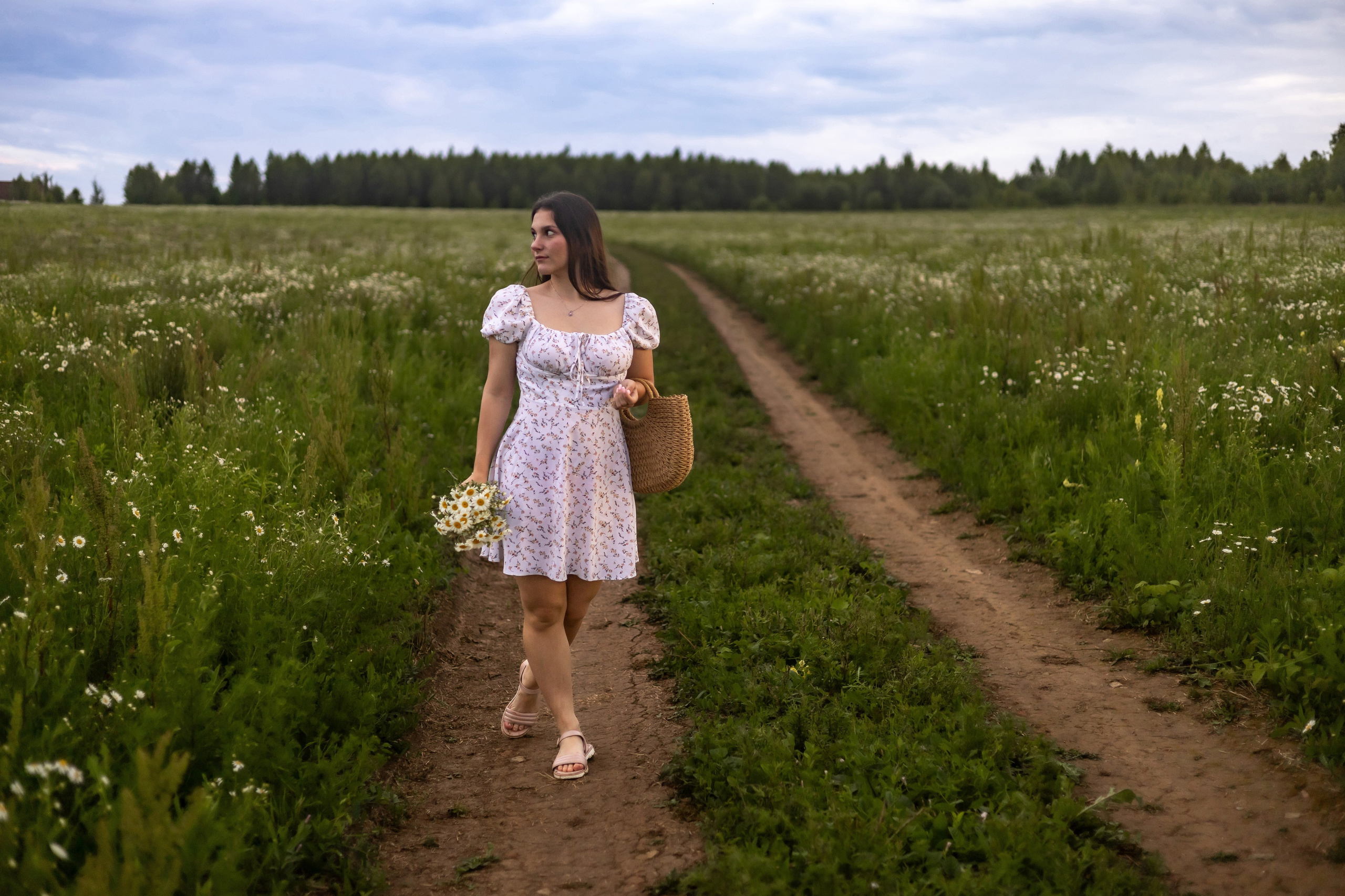 Вероника в поле ромашек. Фотограф в Серпухове Наталья Руденко