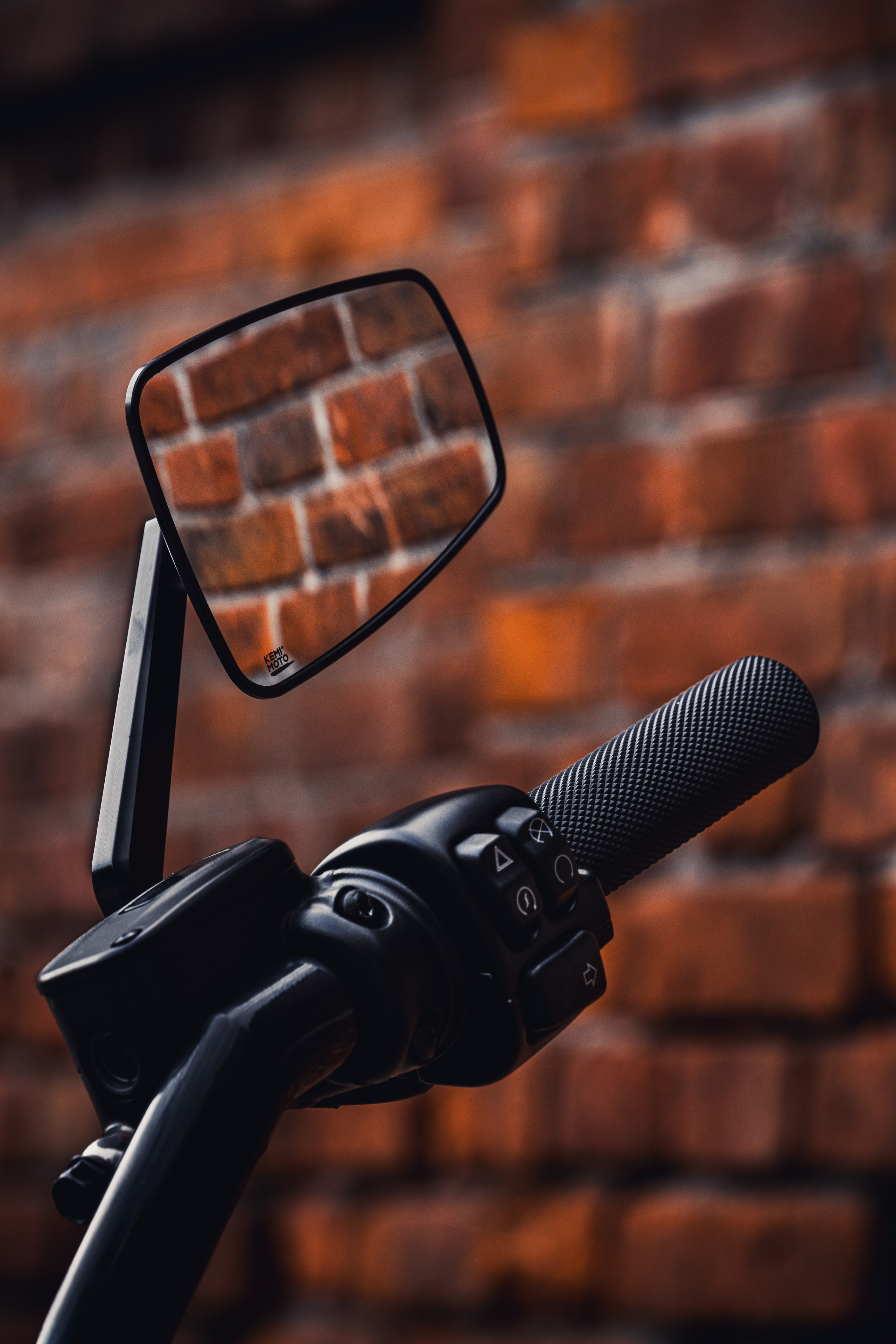 Арт-байк Harley-Davidson с уникальной аэрографией «Чужой» и фактурой кирпичной стены на заднем плане