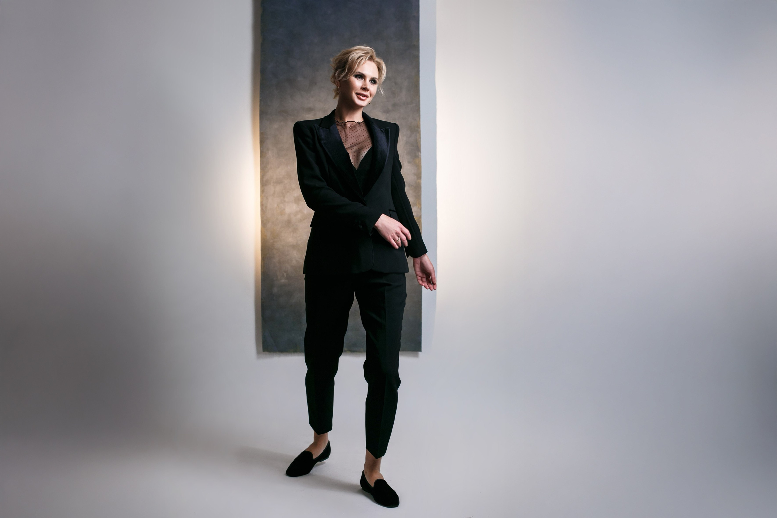 Элегантный женский портрет в полный рост, классический черный брючный костюм — портретный фотограф Галина Скорик.