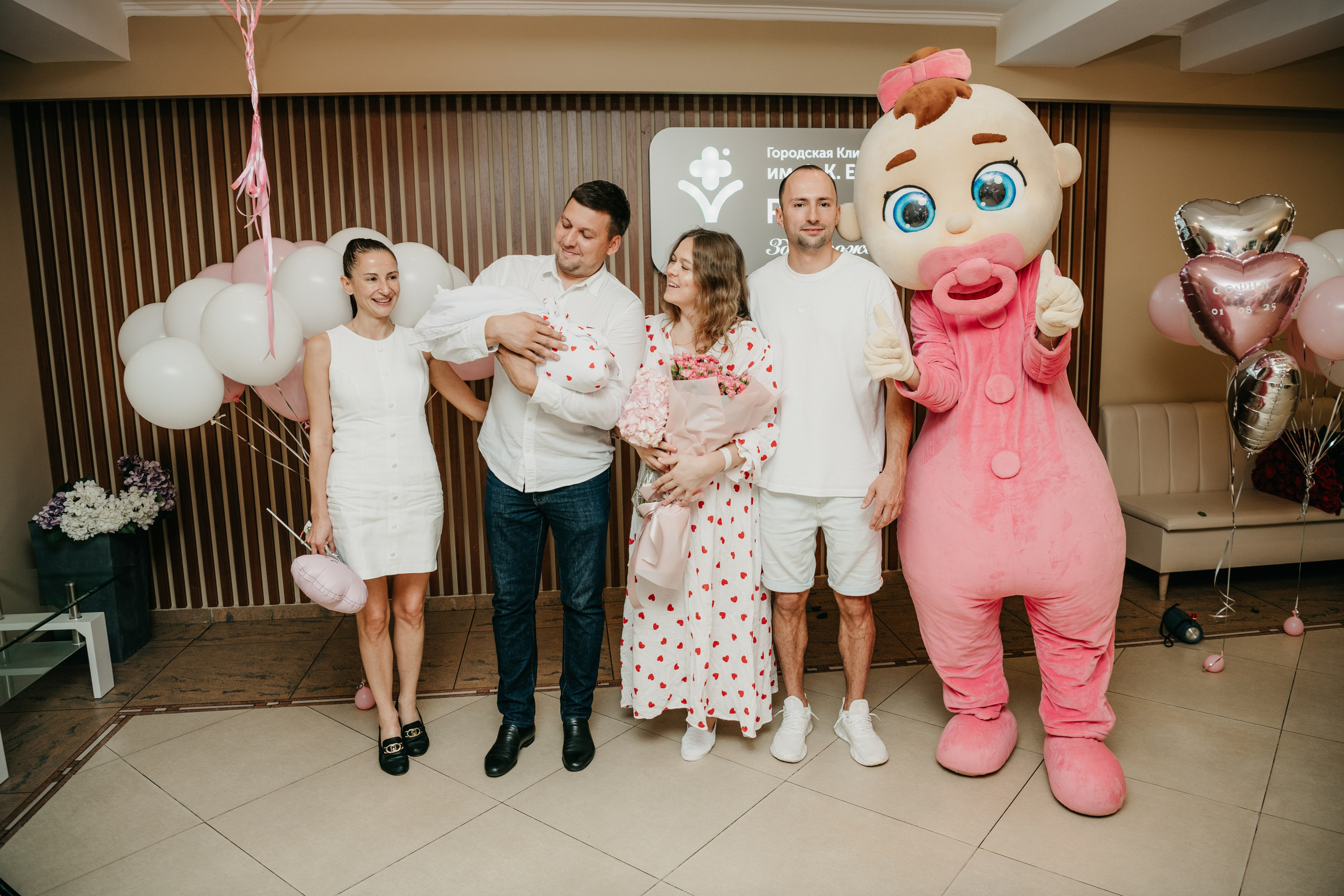 Выписка Софии в ГКБ Ерамишанцева. Фотограф на выписку из роддома в Москве и МО