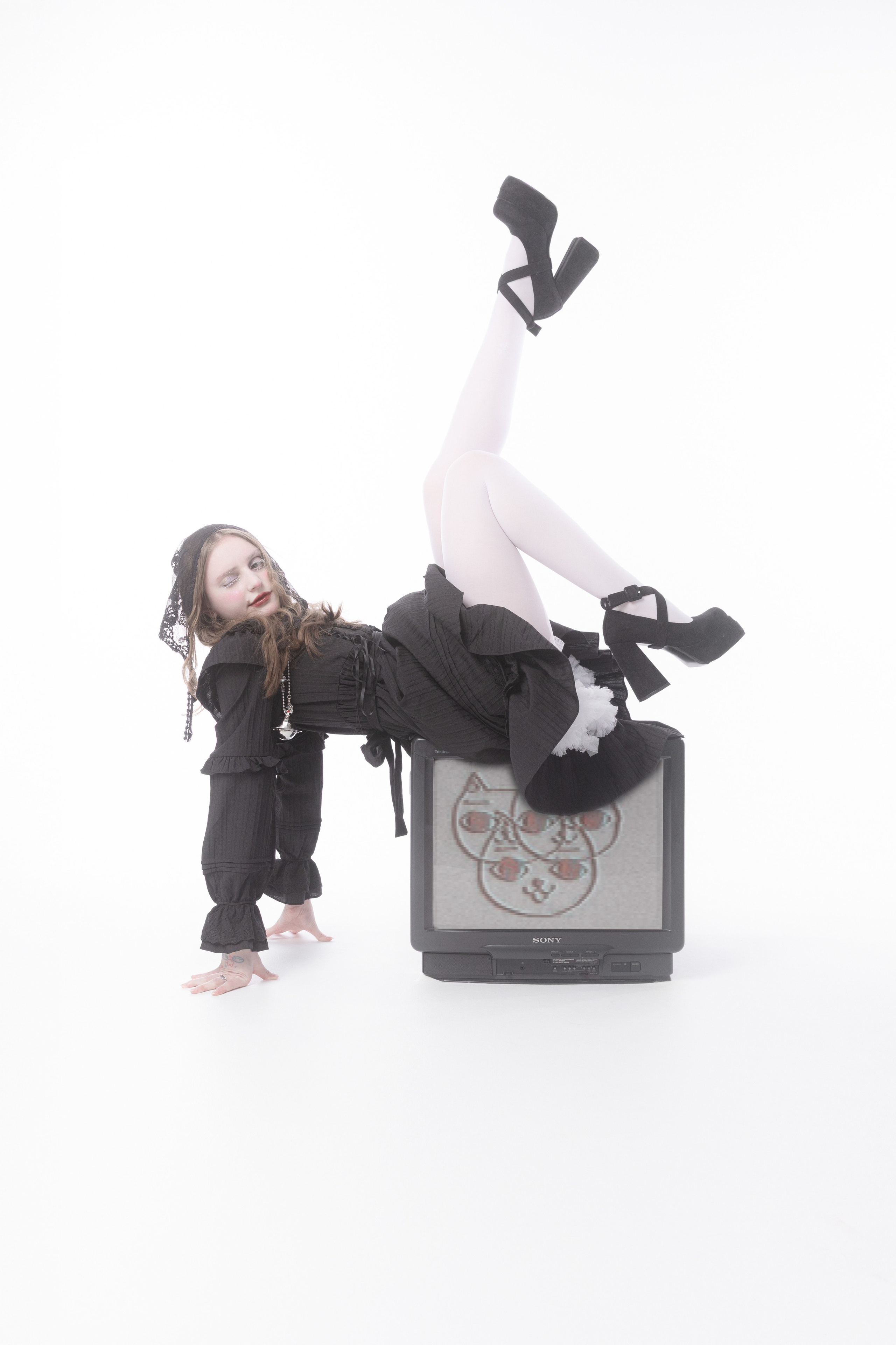 По телевизору иногода показывают мультики. Фото-художник