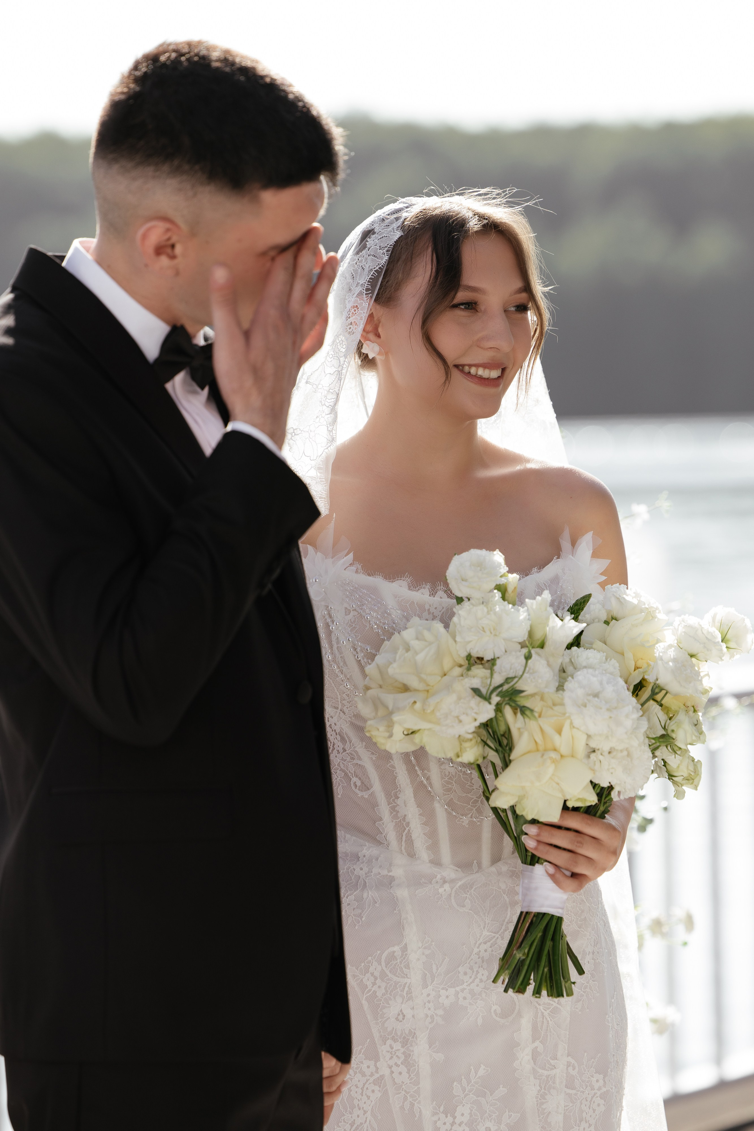 жених плачет на выездной в кантри хоум