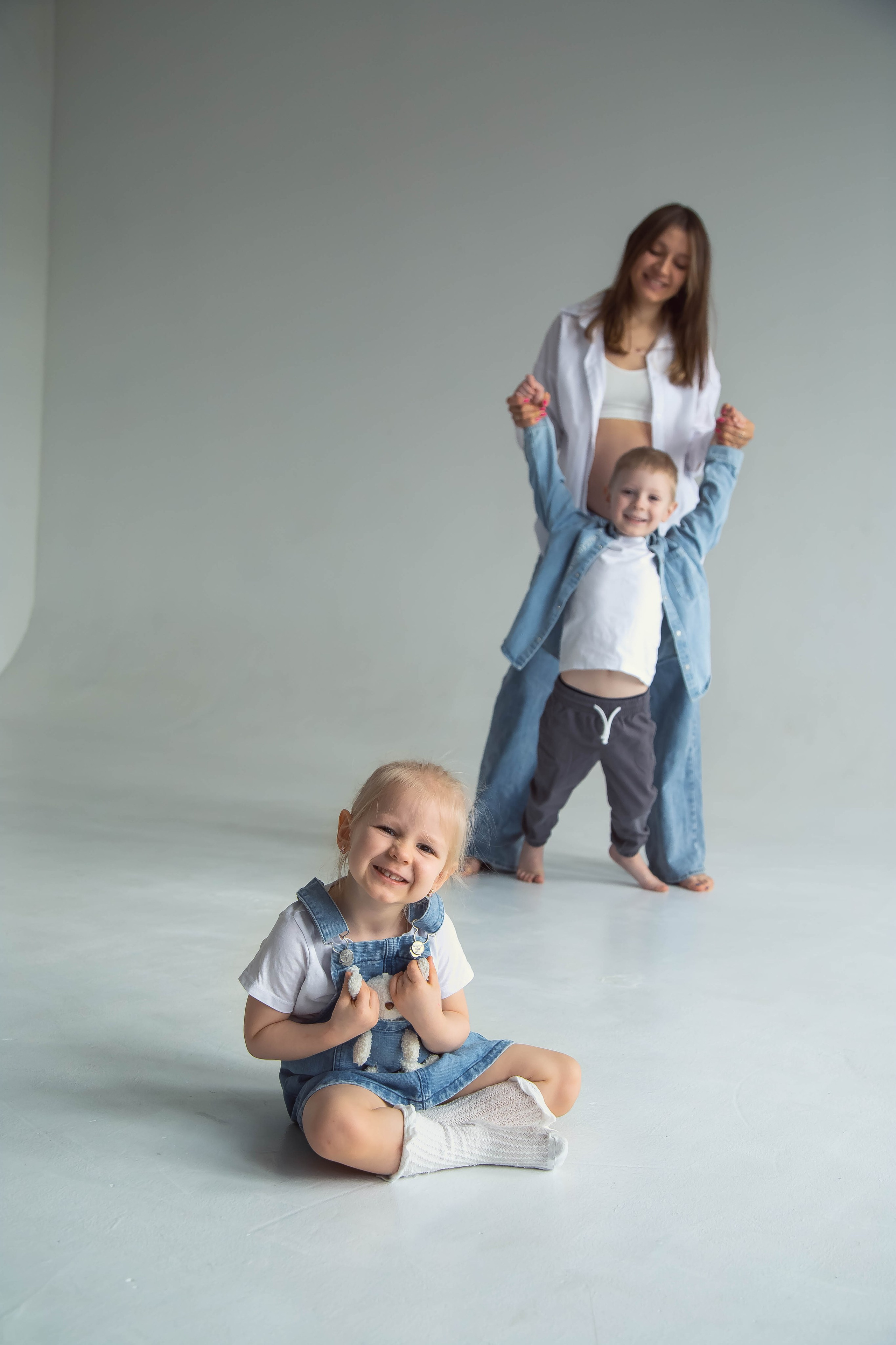 Семейная фотосессия в студии в Москве. Семейный фотограф в Москве Влада Лунина