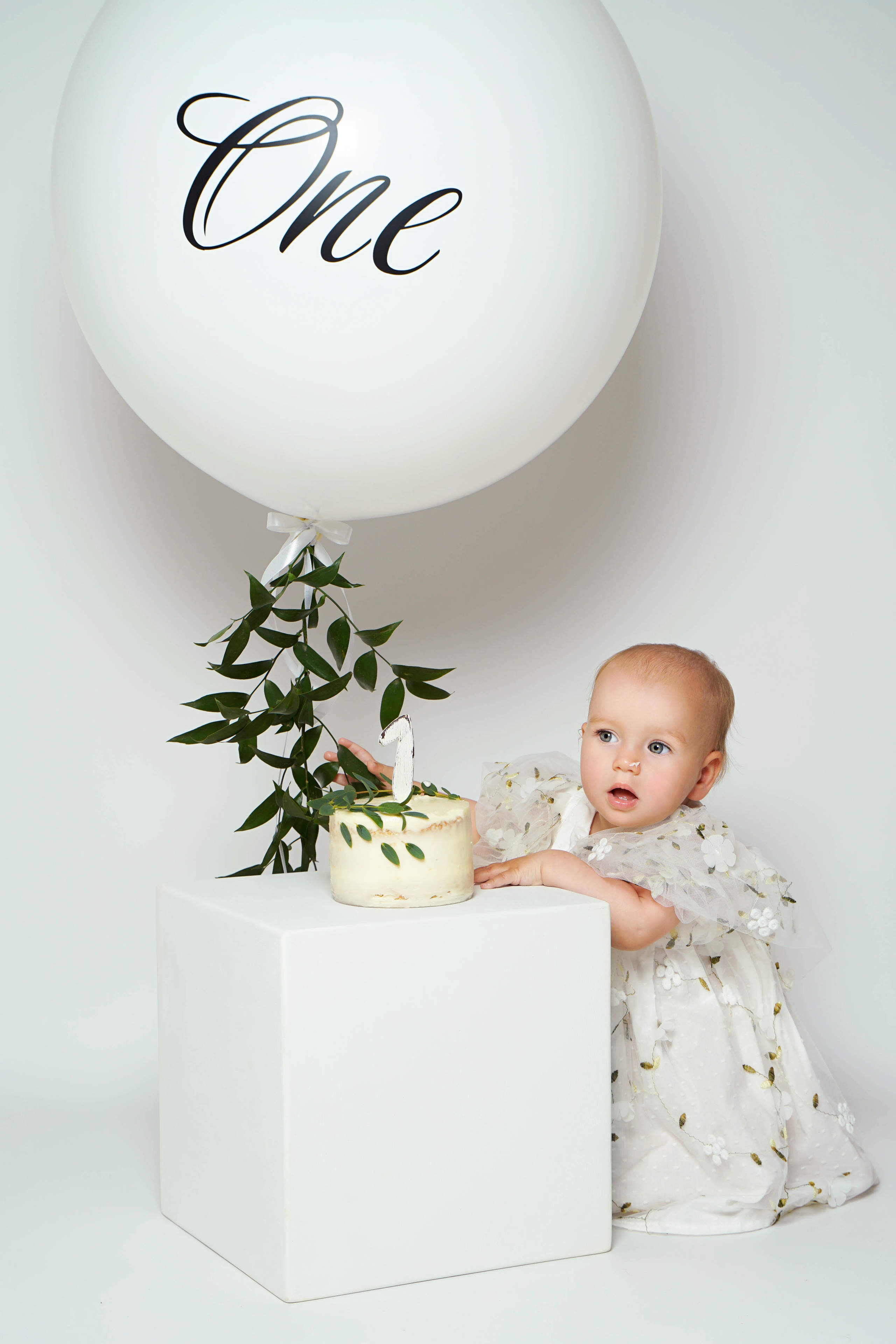 Нике годик. Студия детской фотографии