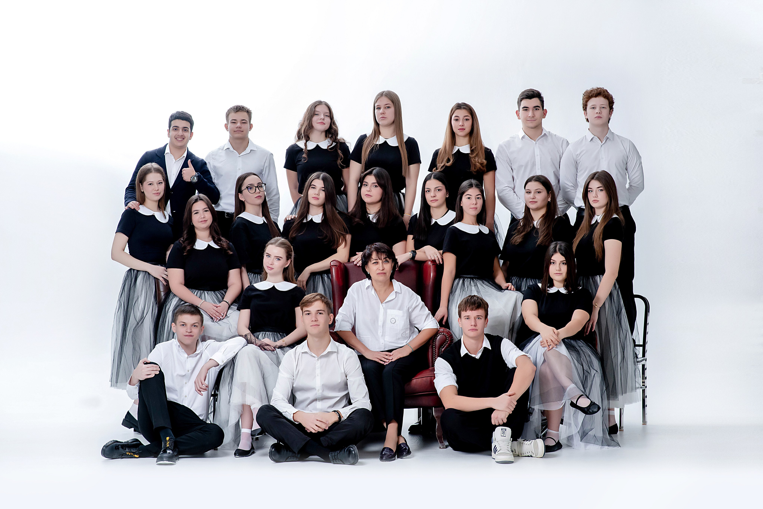 Фотосессия Гимназия № 14 класс 11Б ВЫПУСК 2025. Современные Выпускные Альбомы в Ростове-на-Дону