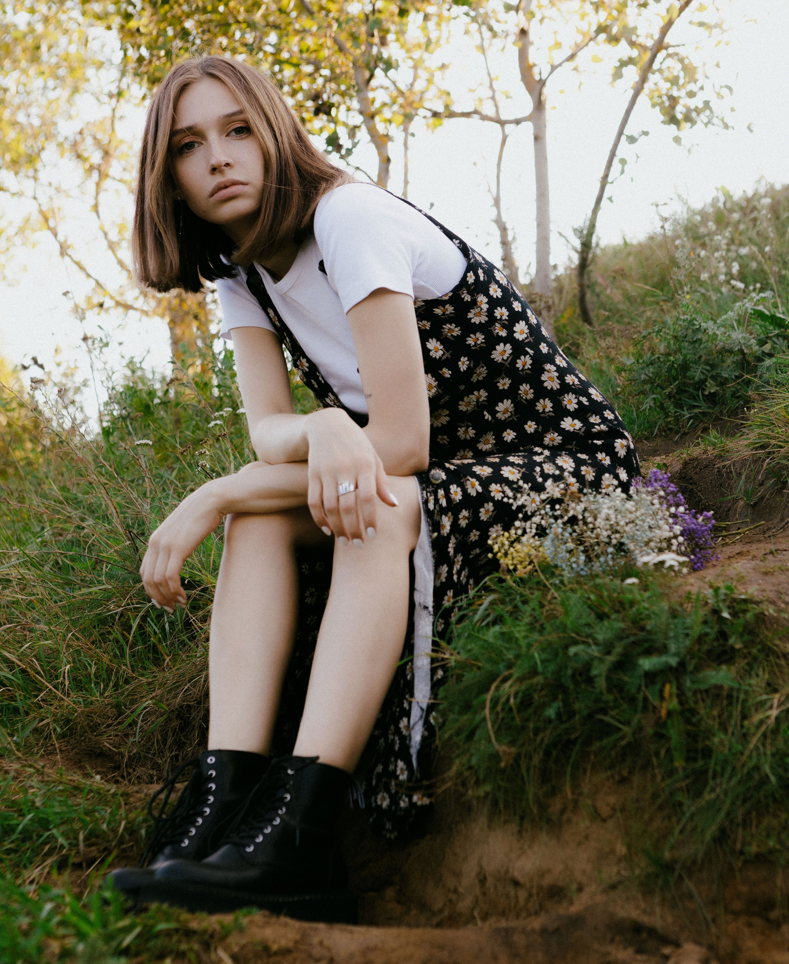 Летняя фотосессия в поле. Девушка в поле в кровати