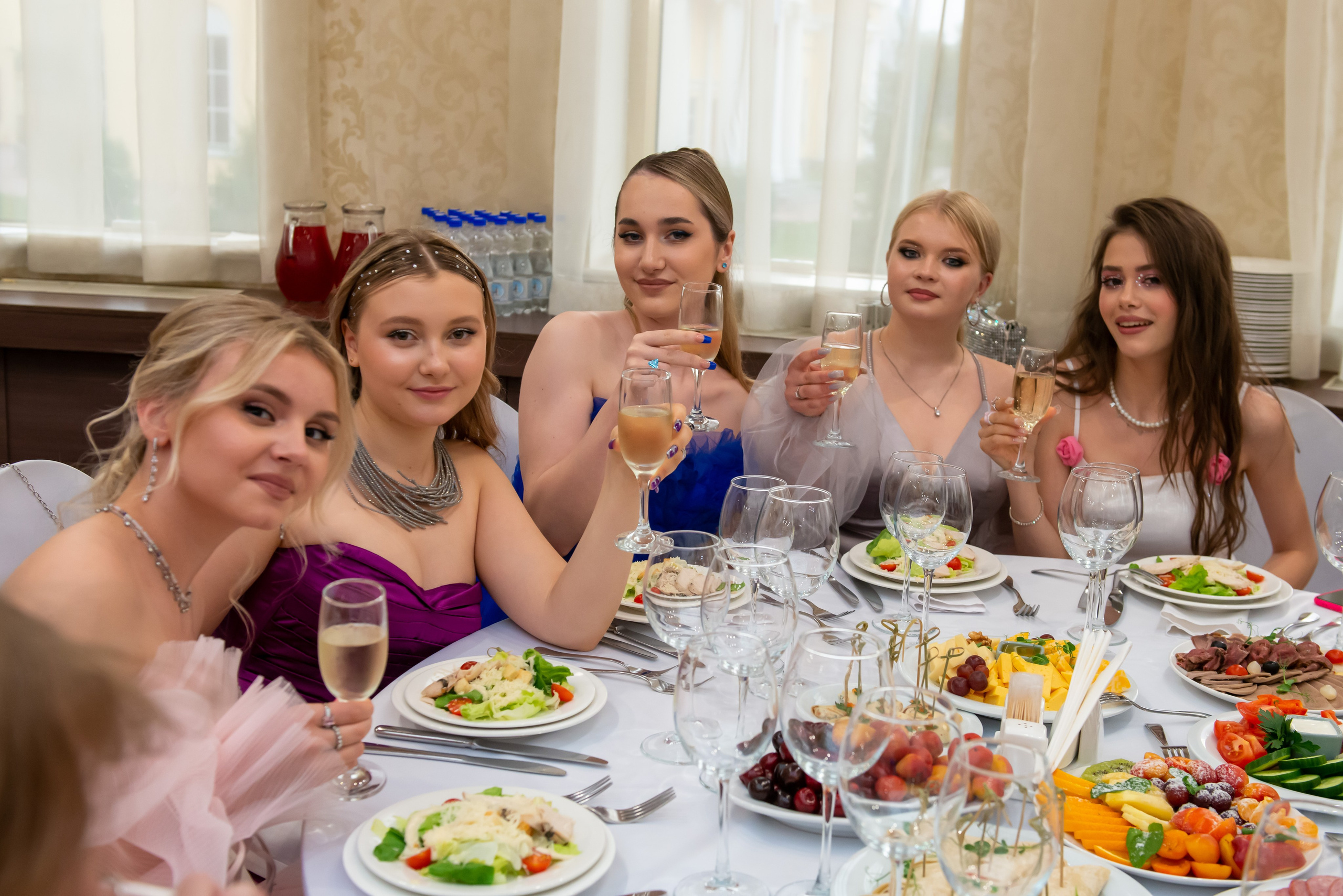 Выпускной вечер в гимназии № 37, ресторан La Ronde