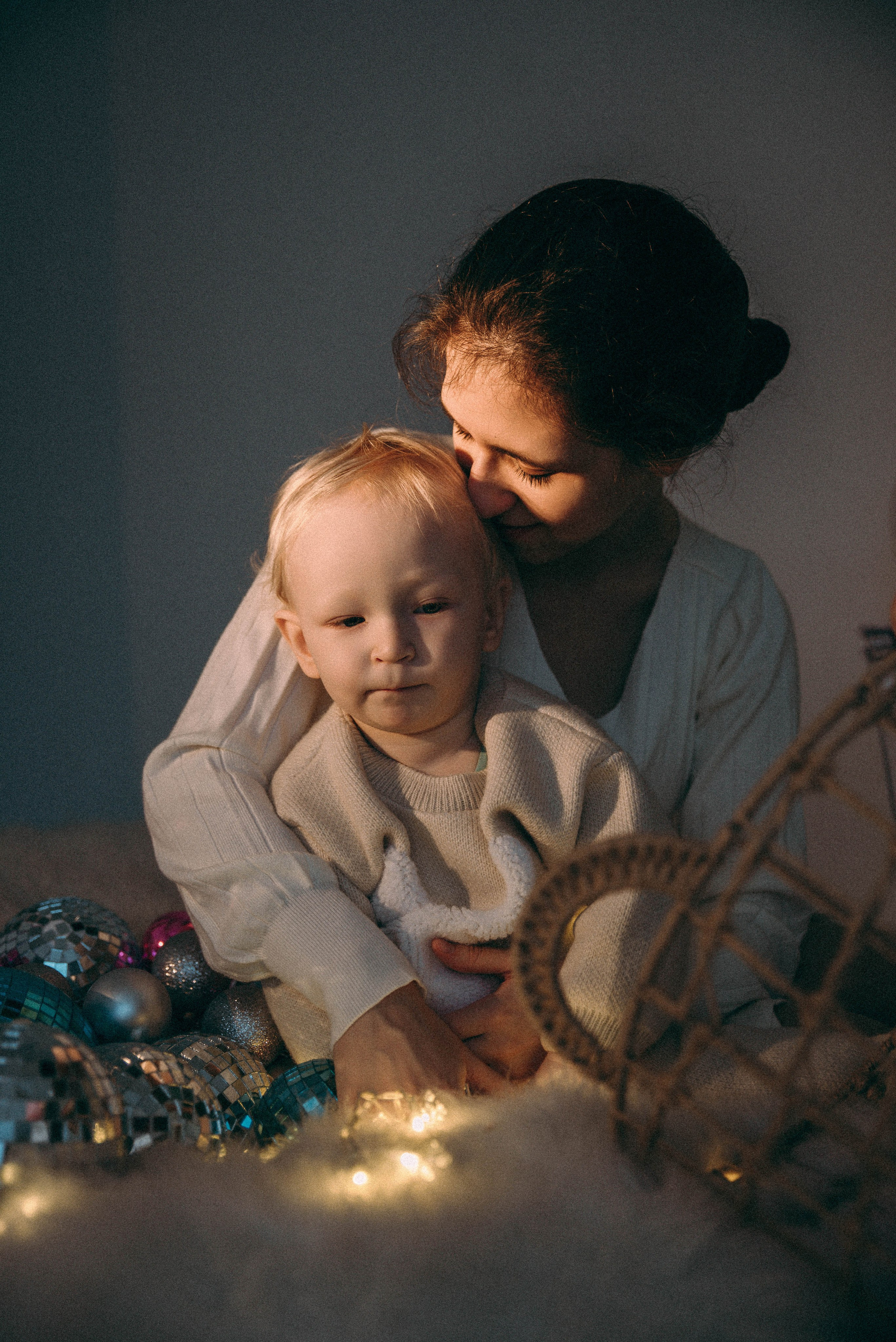 Мама целует ребёнка на фотосессии