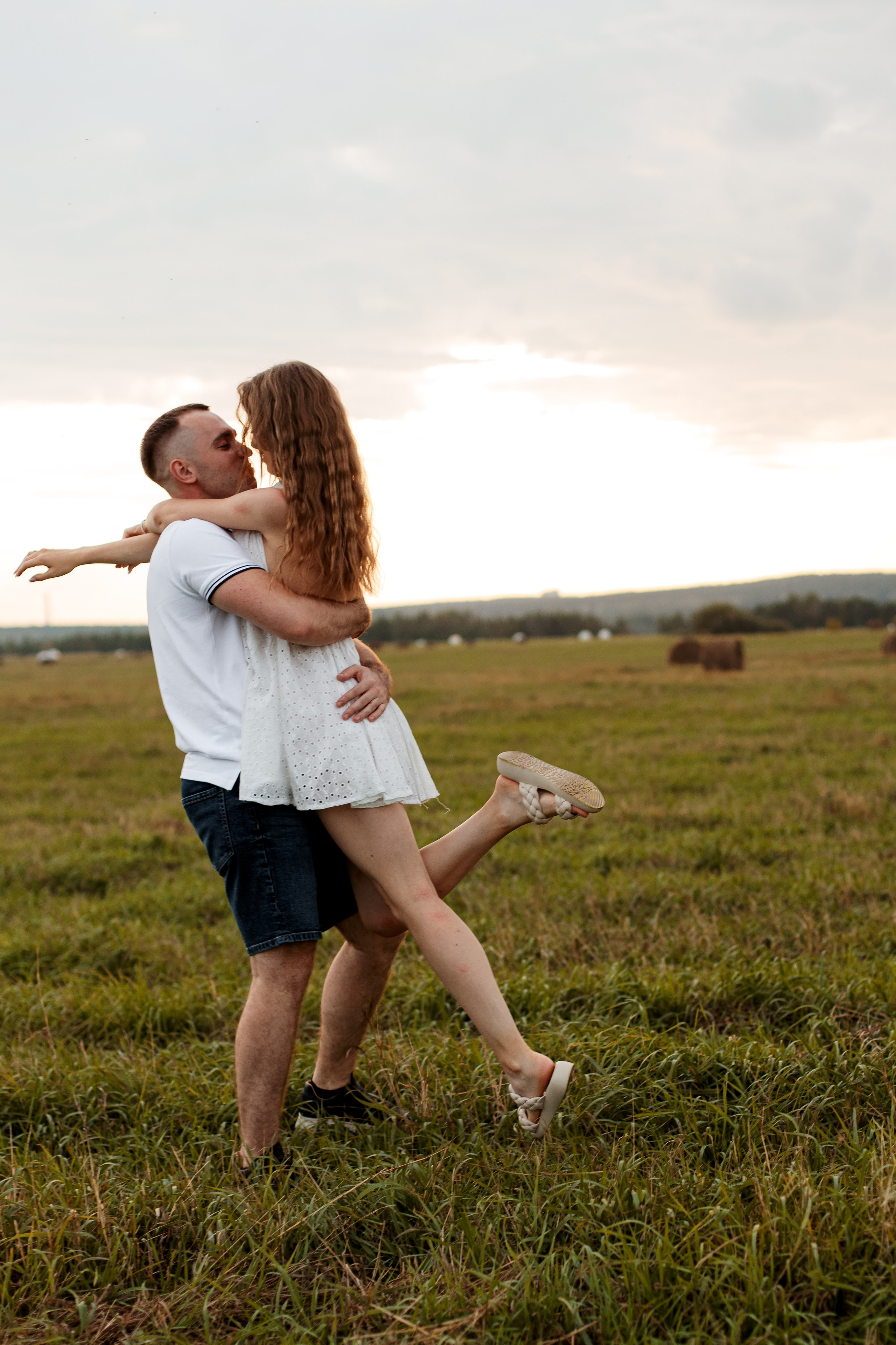 Закат, поле. Свадебный и семейный фотограф Екатеринбург Настя Саедгалина