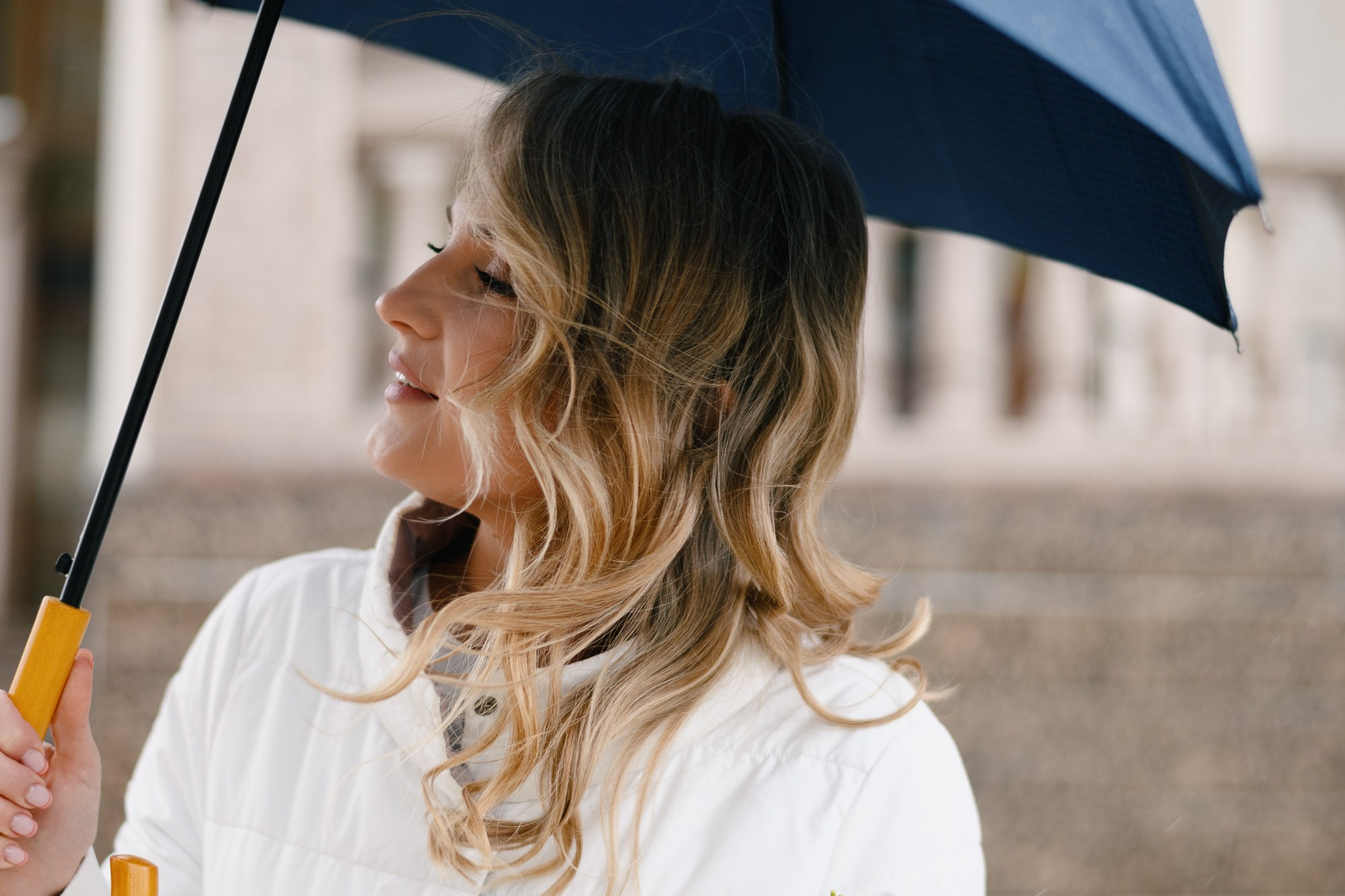 Свадебная прогулка в Тюмени под зонтом, жених и невеста