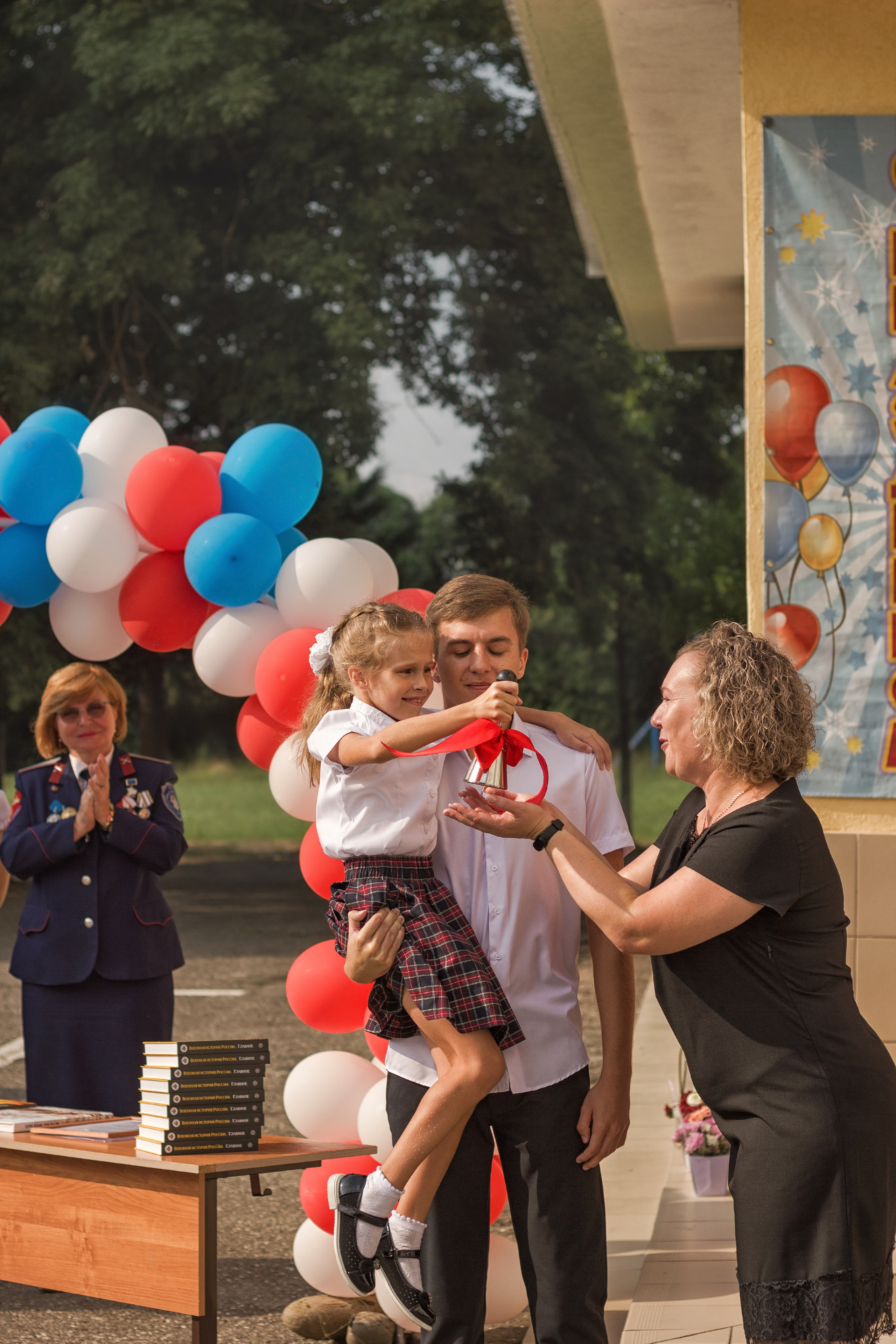 День знаний. Репортажная съемка праздничной линейки. Женский, детский и семейный фотограф в Сочи Олеся Помогалова
