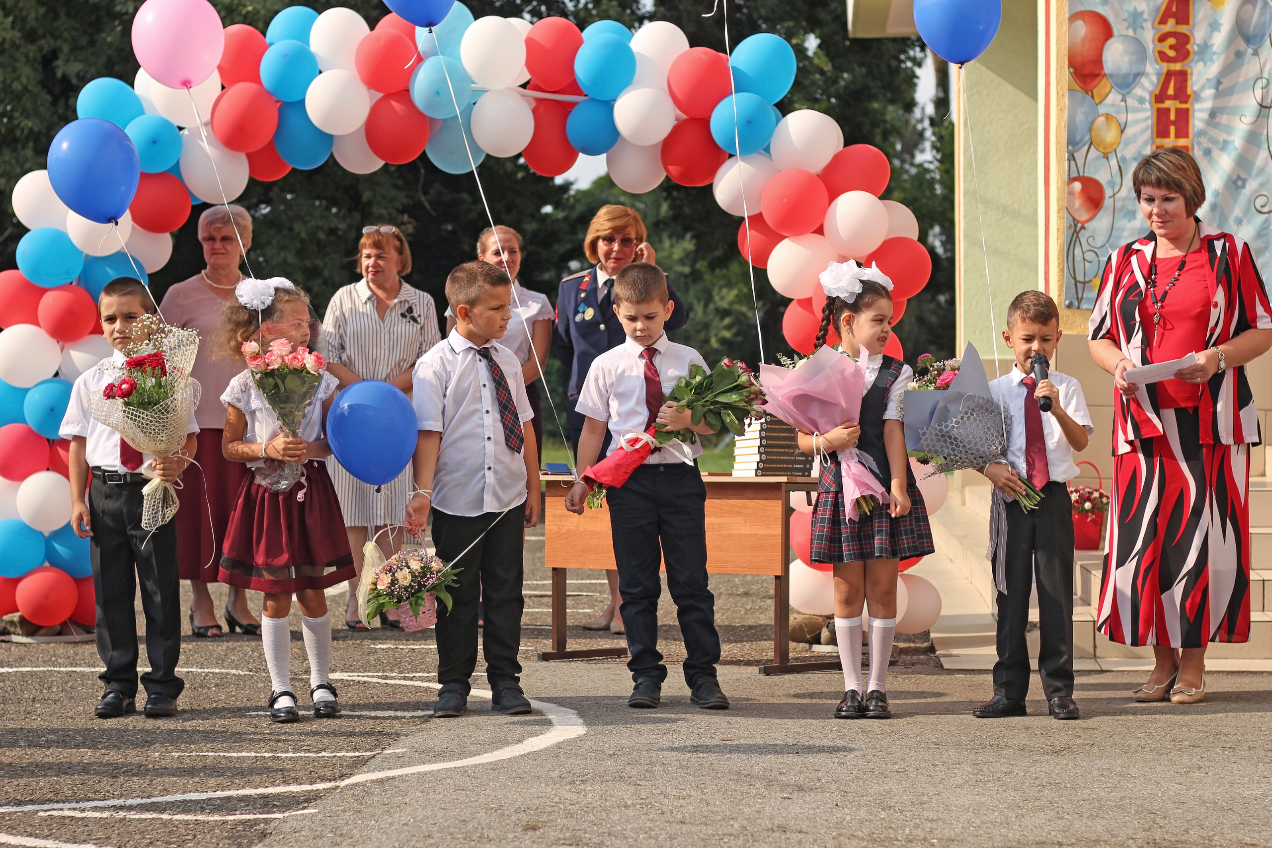 День знаний. Репортажная съемка праздничной линейки. Женский, детский и семейный фотограф в Сочи Олеся Помогалова