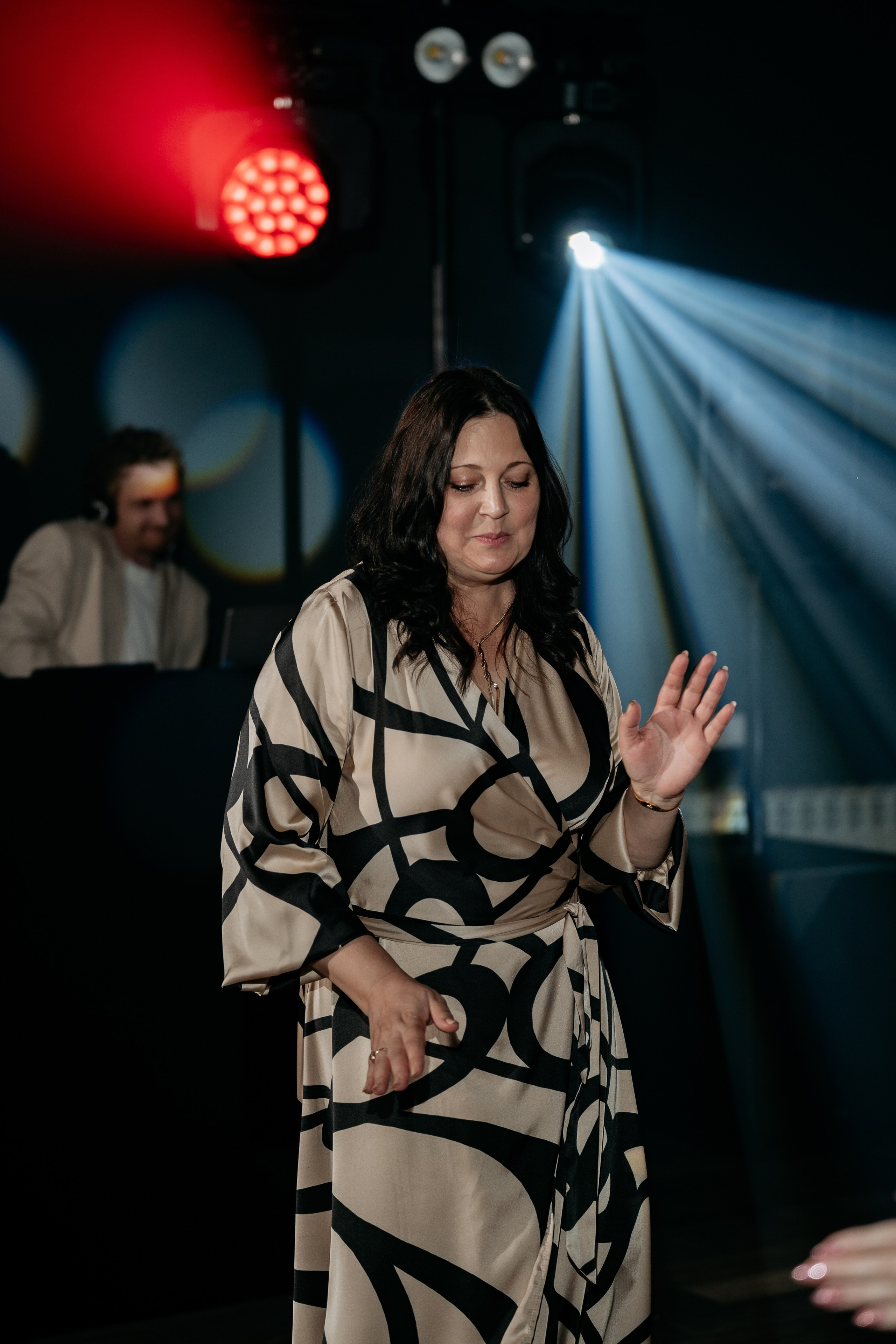 Танцы на банкете, свадебный фотограф Анапа запечатлел момент танца. 