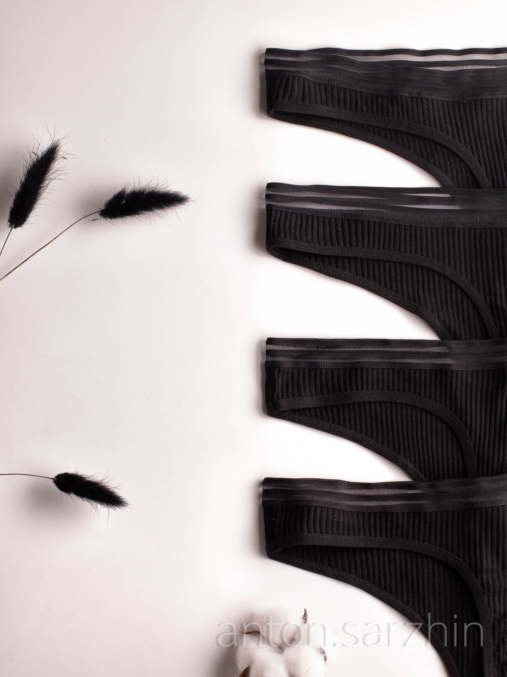 Фотосъемка комплекта женских трусов с реквизитом