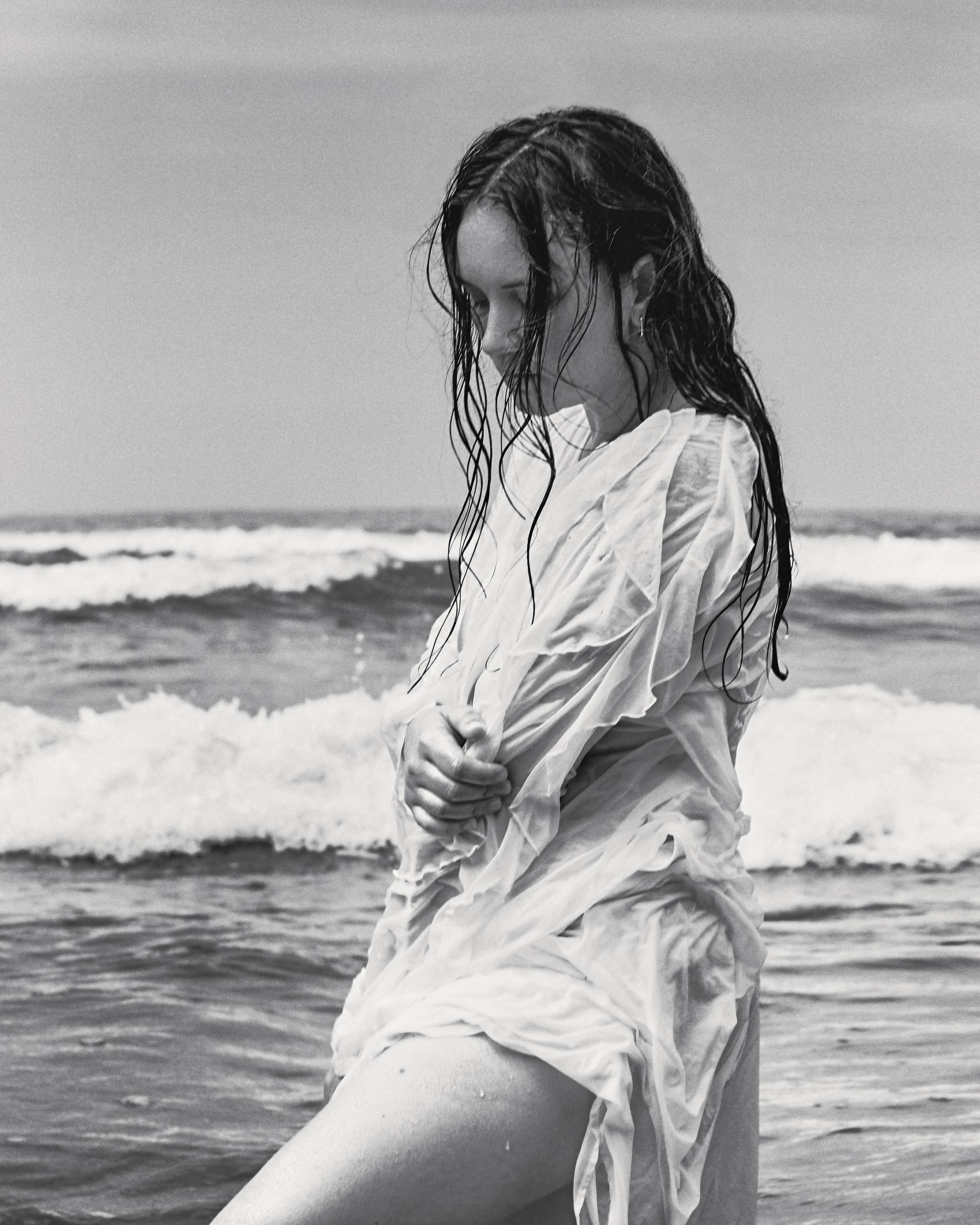 чернобелая Женская индивидуальная фотосессия у берега балтийского моря для девушки фэшен фотографом Екатериной Врублевской отель Метрополь Зеленоградск Балтийк Куршская коса