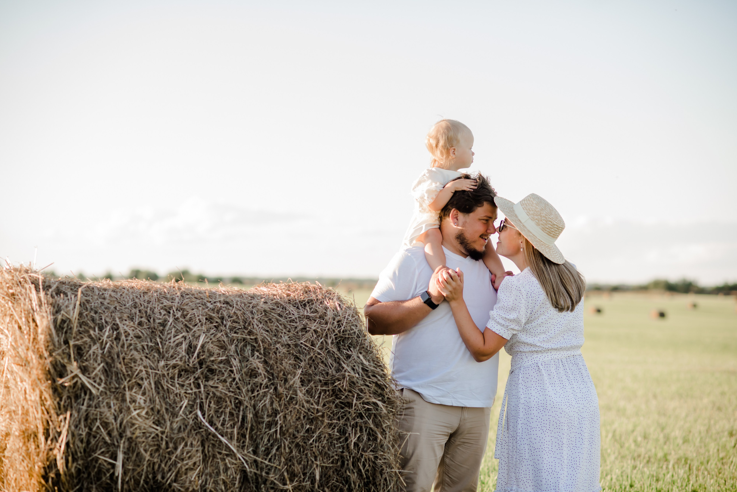 Семья в поле. Свадебный и семейный фотограф Евгения Кононова