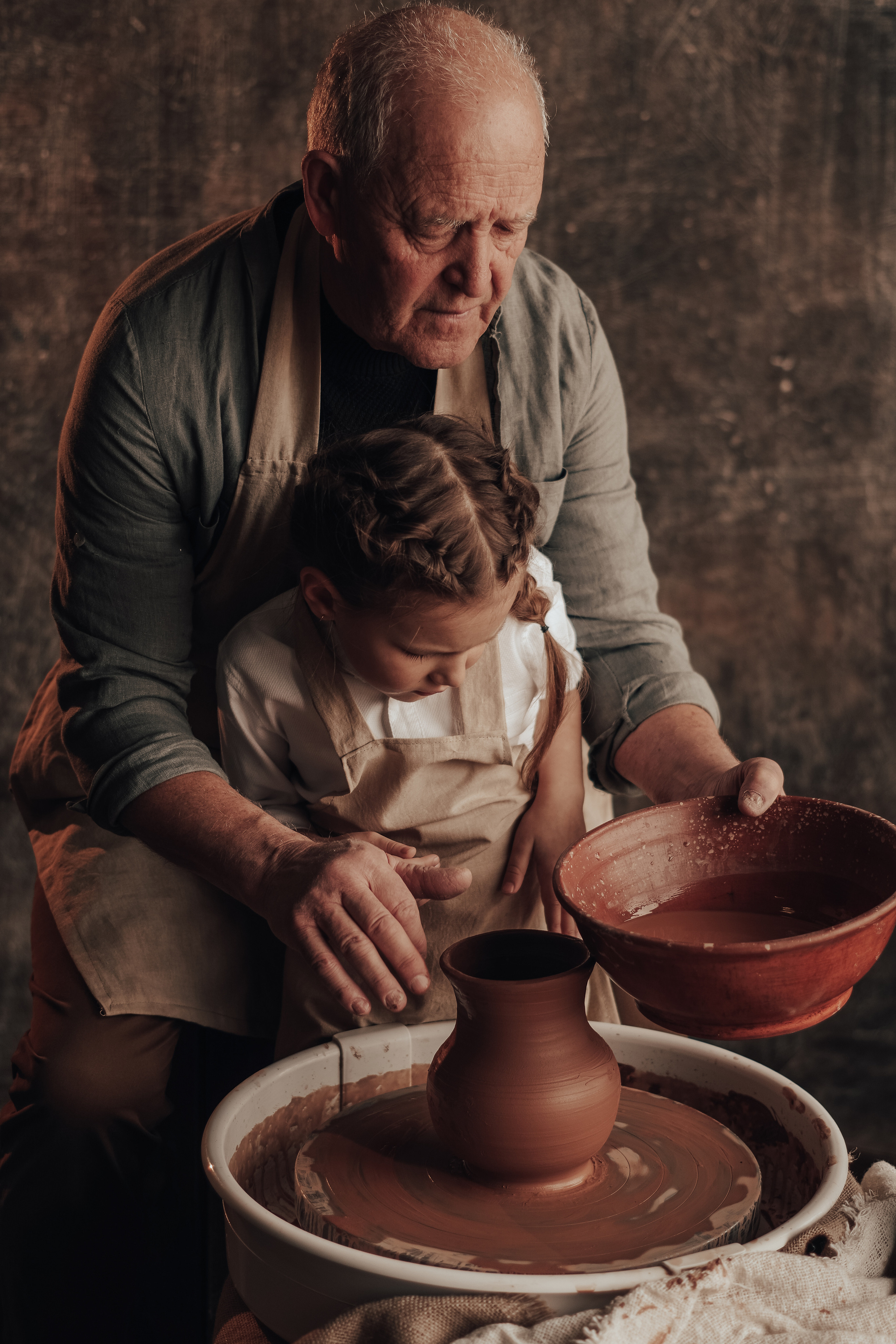 Гончарная мастерская. Дедушка и внучка. Семейный фотограф Пятигорск, Кисловодск, Эльбрус. Марина Вяликова