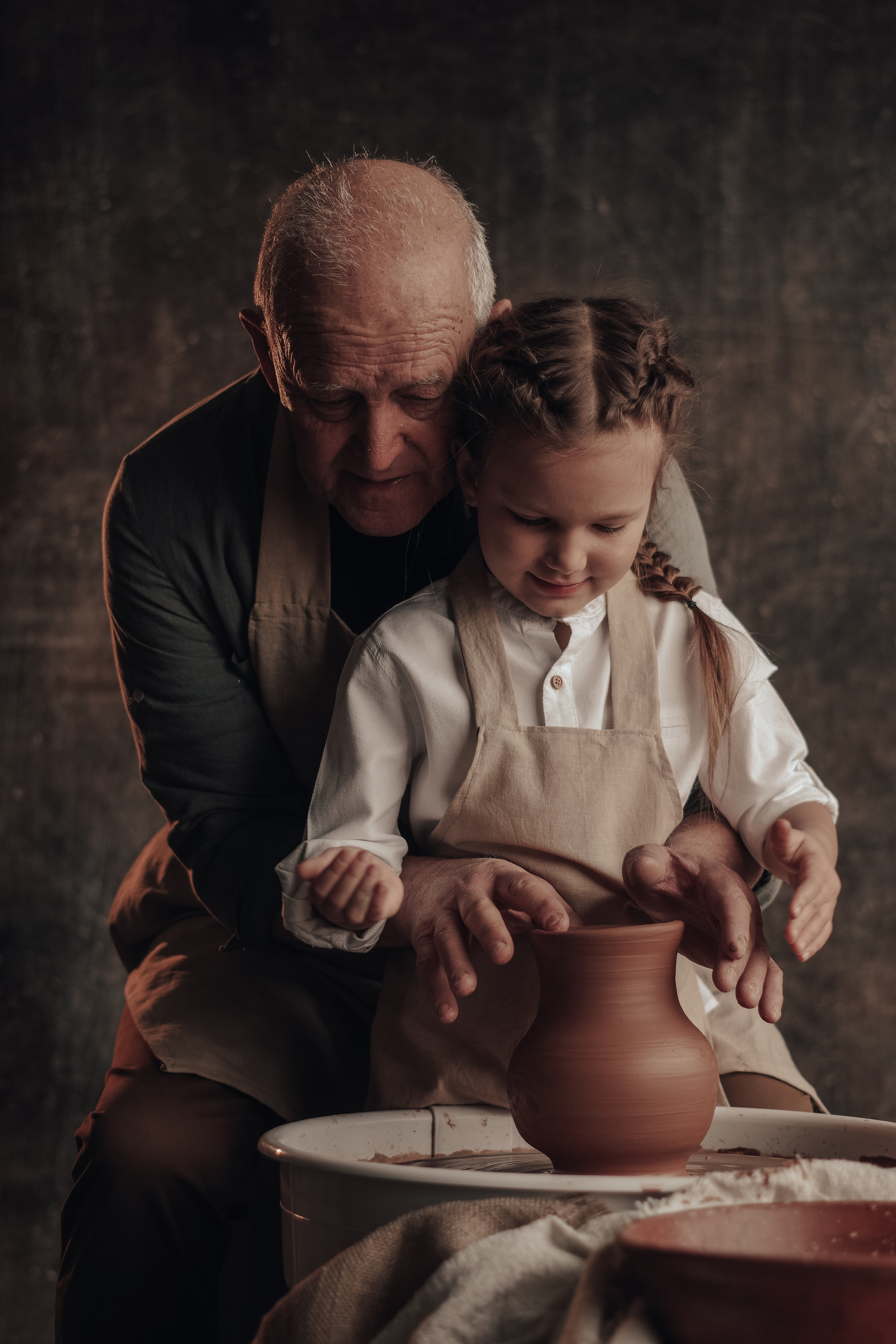 Гончарная мастерская. Дедушка и внучка. Семейный фотограф Пятигорск, Кисловодск, Эльбрус. Марина Вяликова