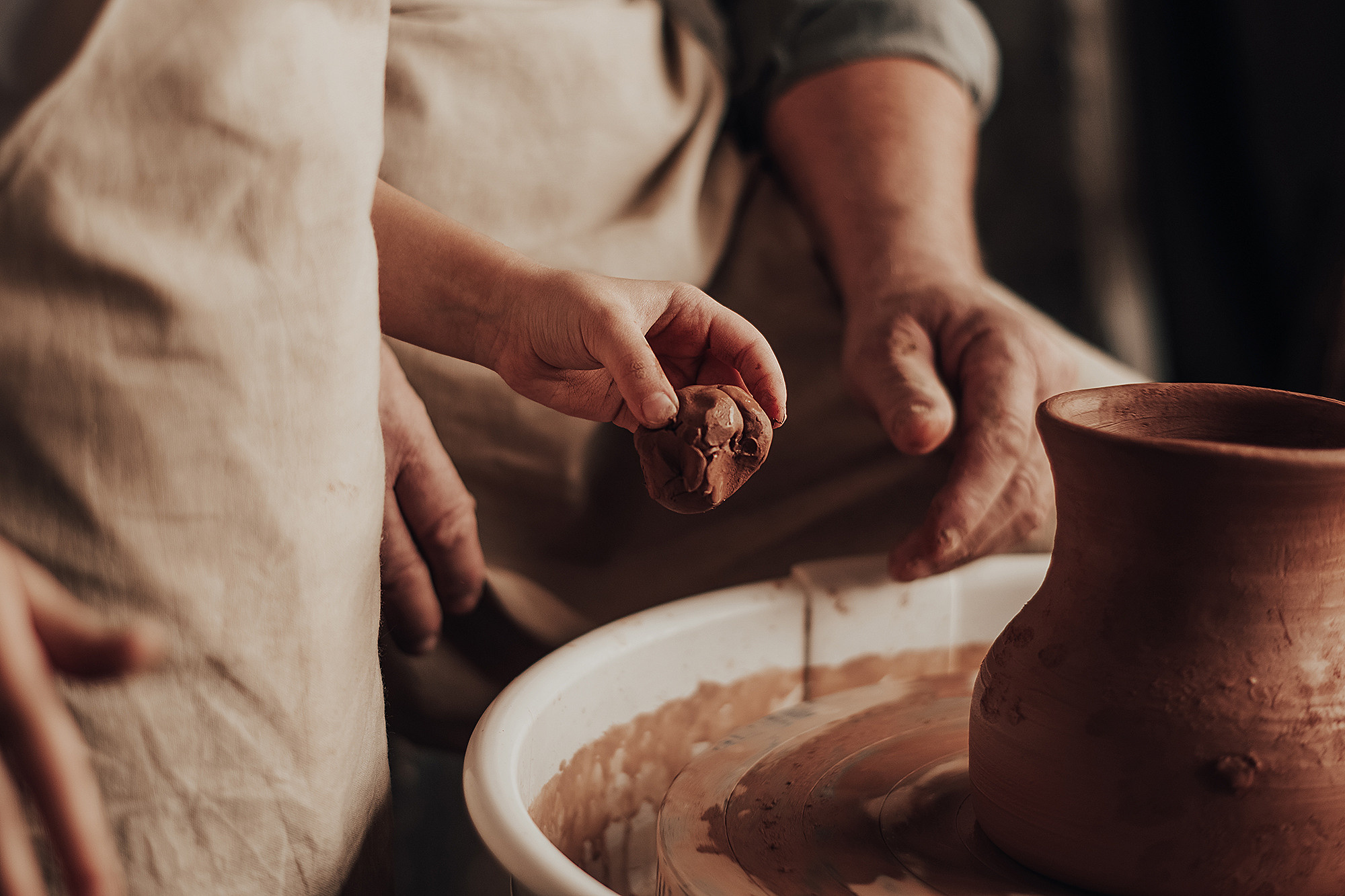 Гончарная мастерская. Дедушка и внучка. Семейный фотограф Пятигорск, Кисловодск, Эльбрус. Марина Вяликова