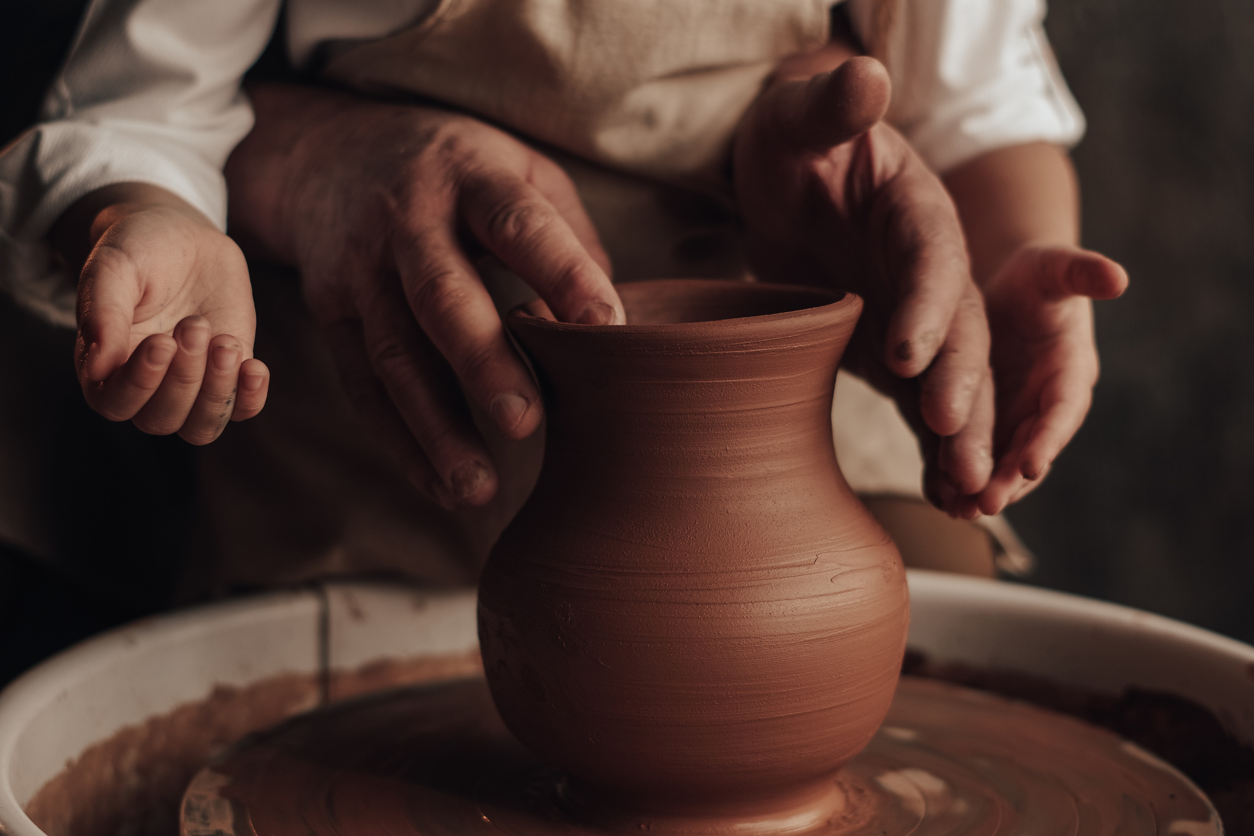 Гончарная мастерская. Дедушка и внучка. Семейный фотограф Пятигорск, Кисловодск, Эльбрус. Марина Вяликова