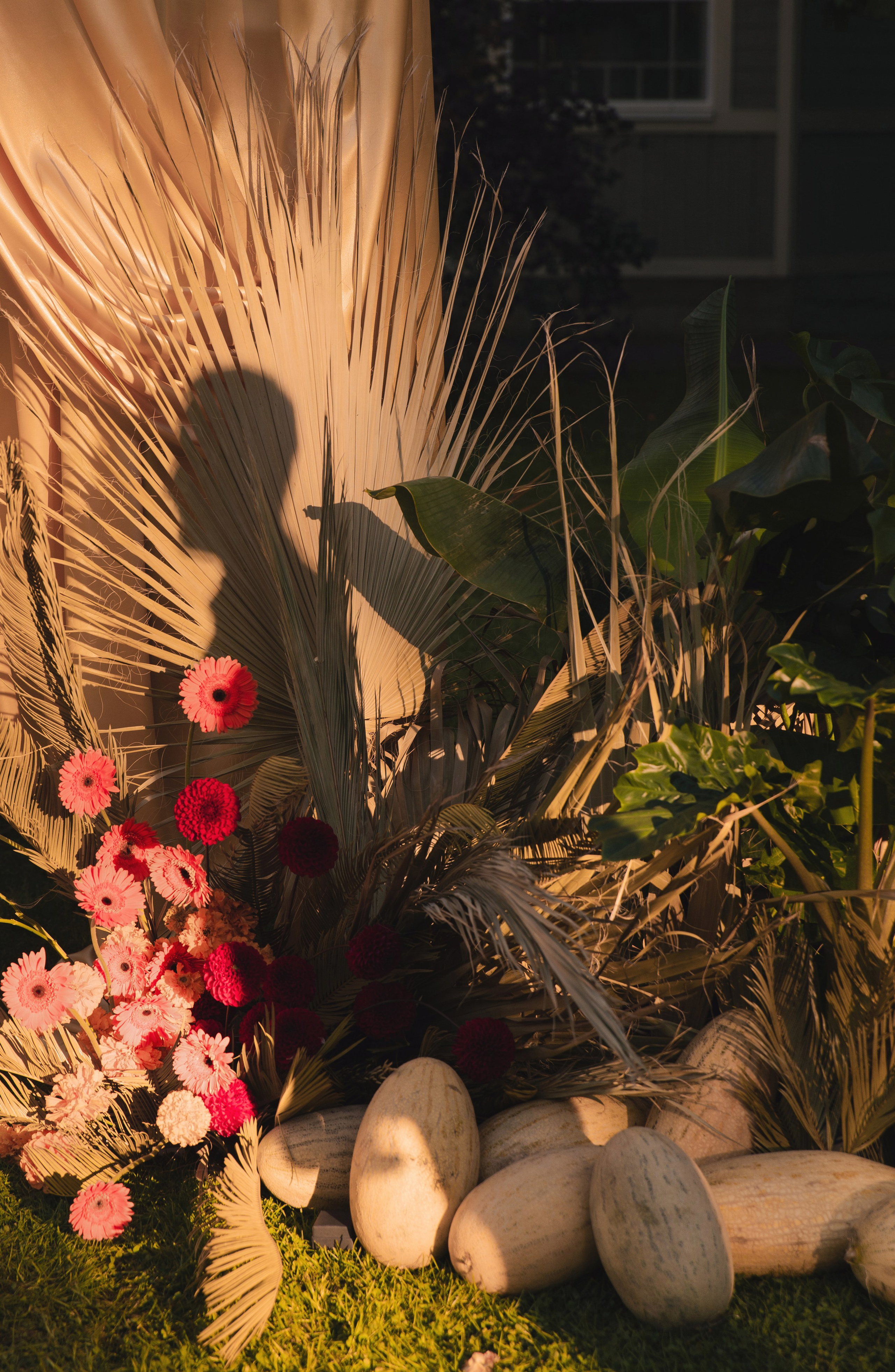 В ЛУЧАХ ЗАКАТА НА БЕРЕГУ МОРСКОМ