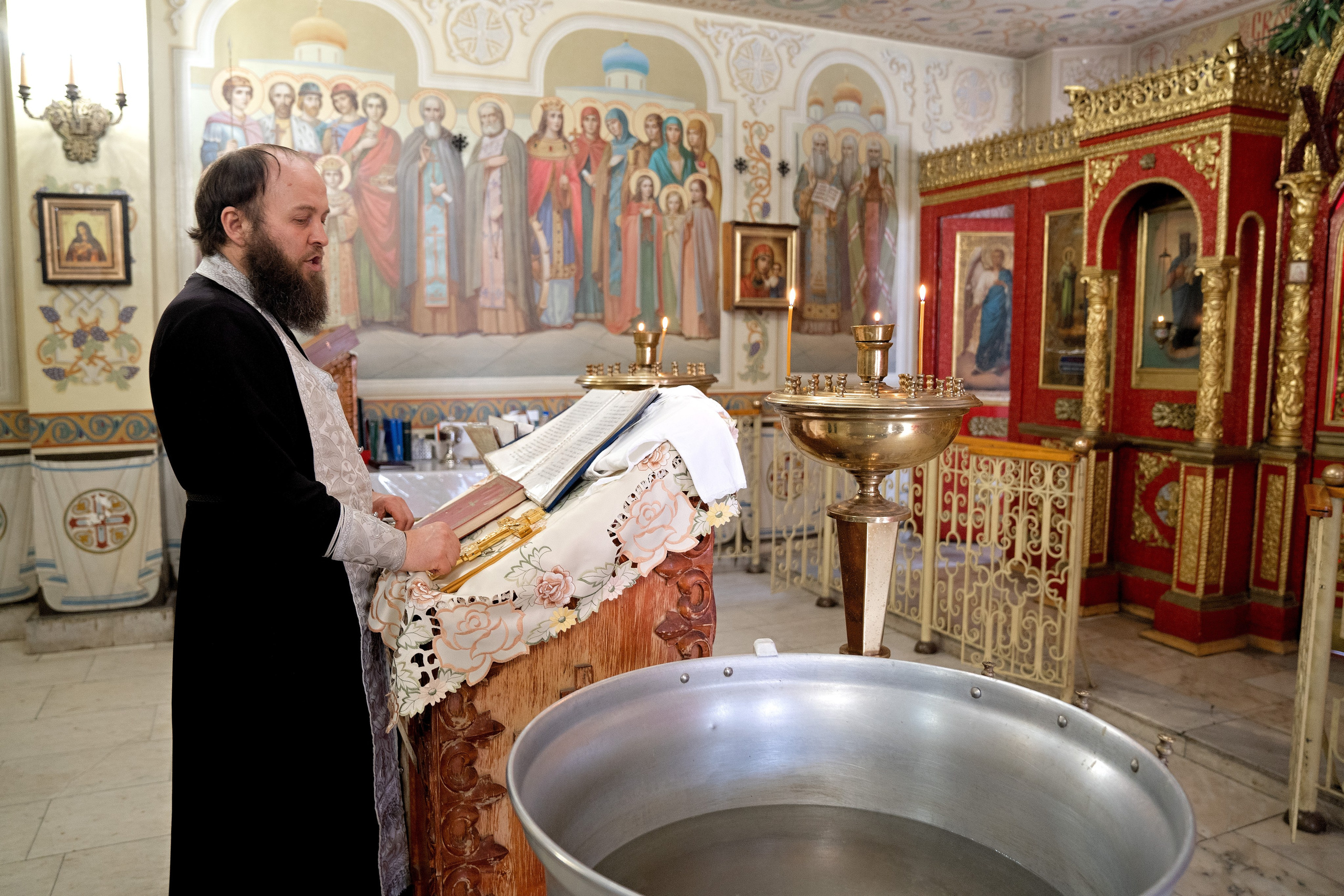 Съемка Таинства Крещения в храме Архангела Михаила в Тропареве. Семейный и детский фотограф в Москве Екатерина Офицерова