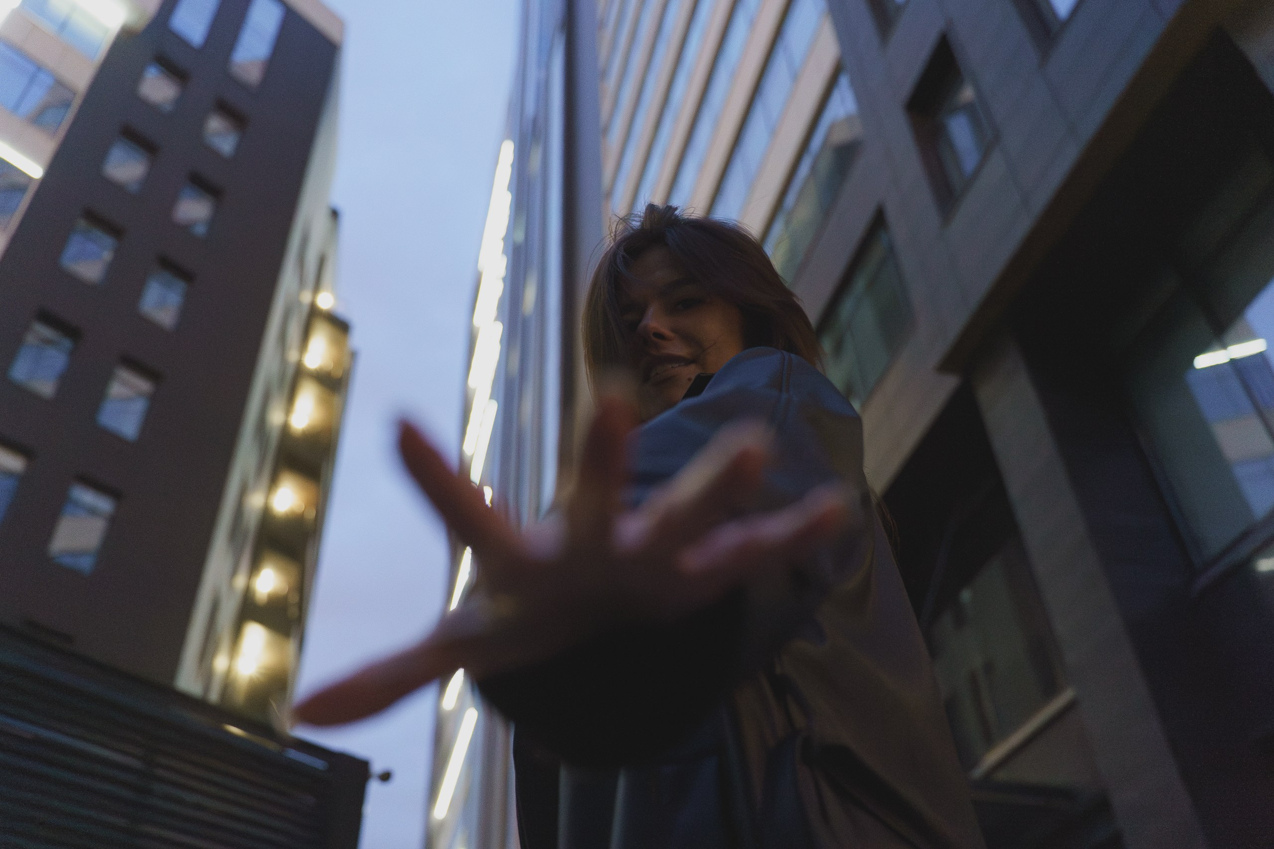 Портрет с видом на ночной город и огни