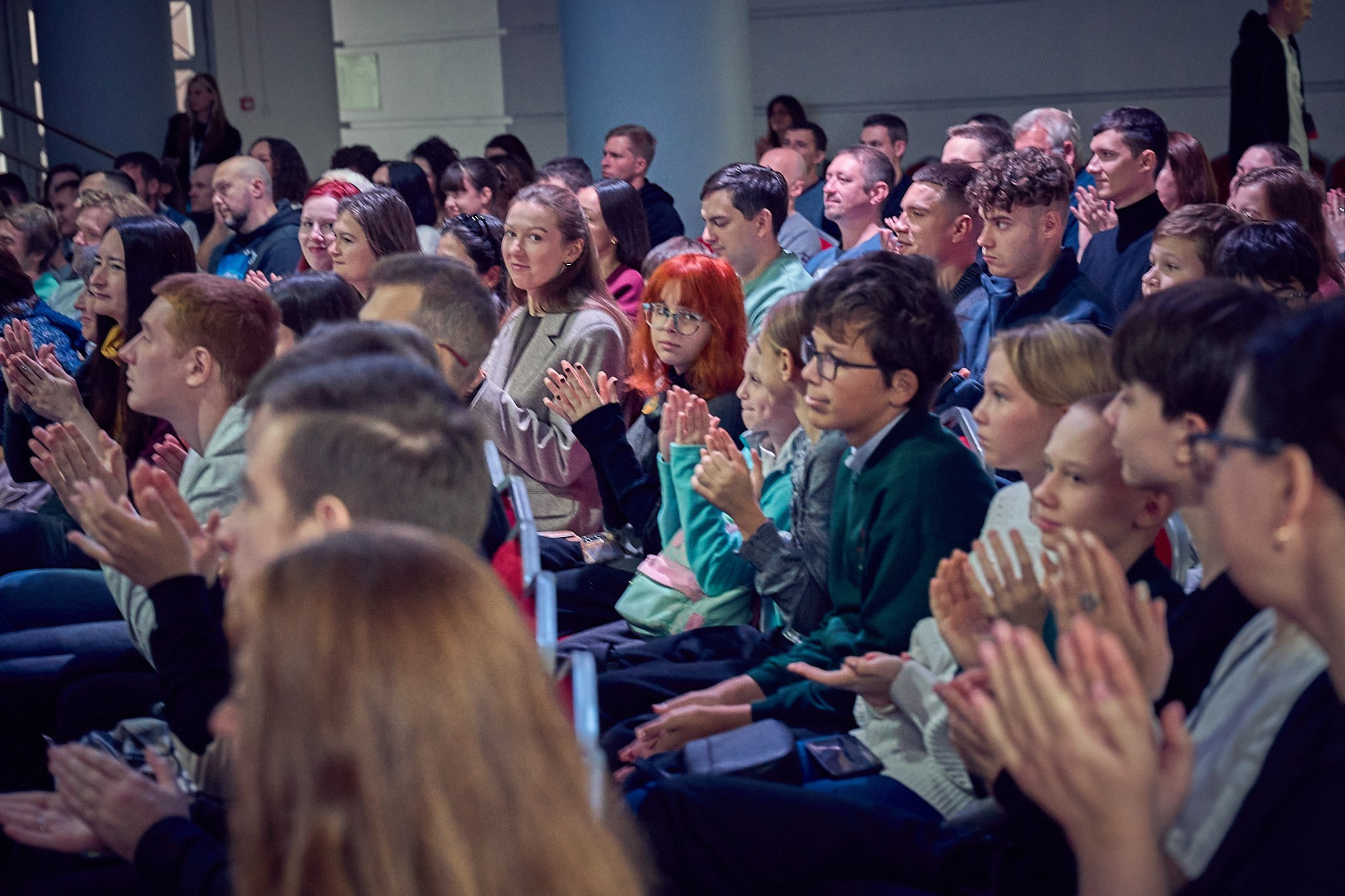 Аудитория во время репортажной съемки мероприятия