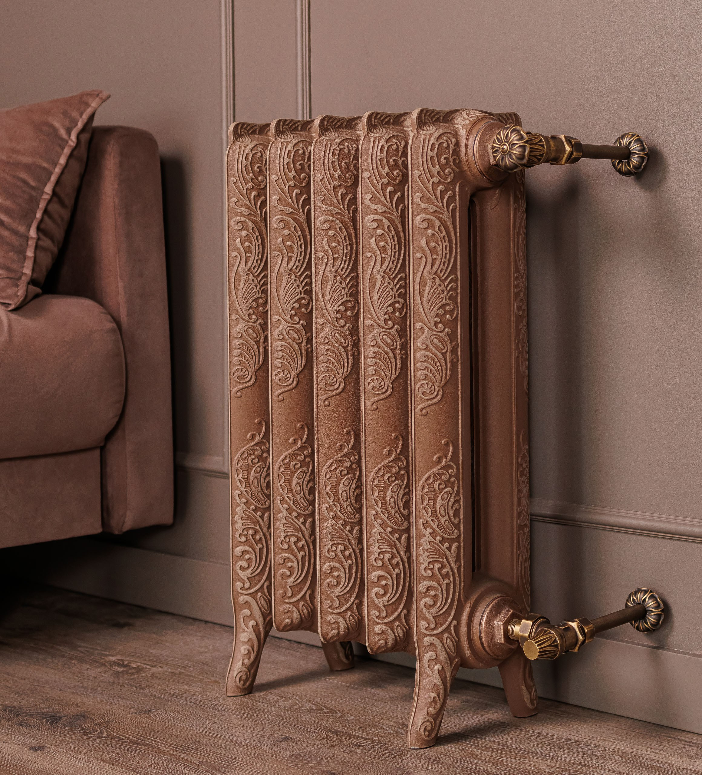 Предметные фотографии дизайнерских радиаторов отопления в стиле ретро