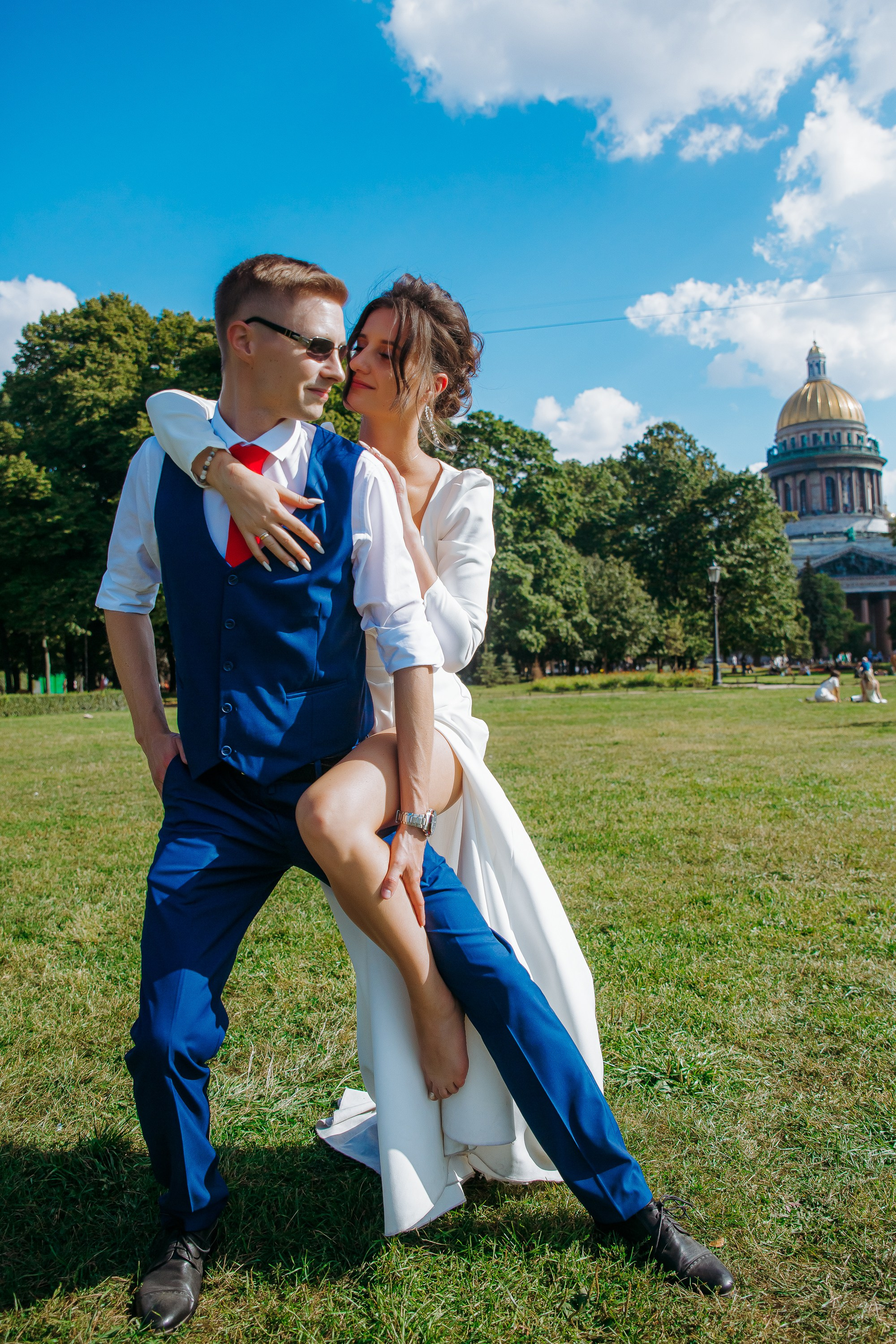 Портрет молодожёнов на прогулке