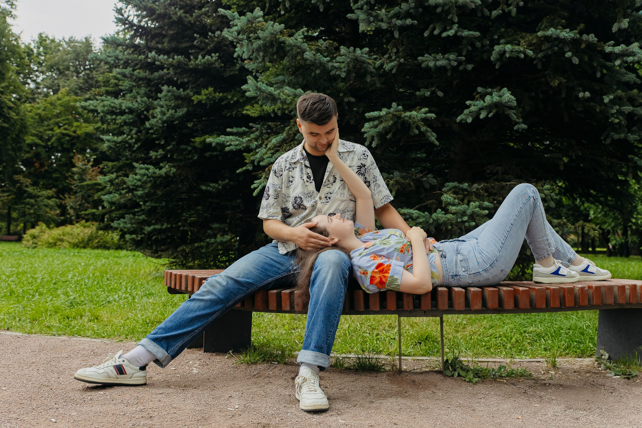Отдых вдвоём на парковой скамье
