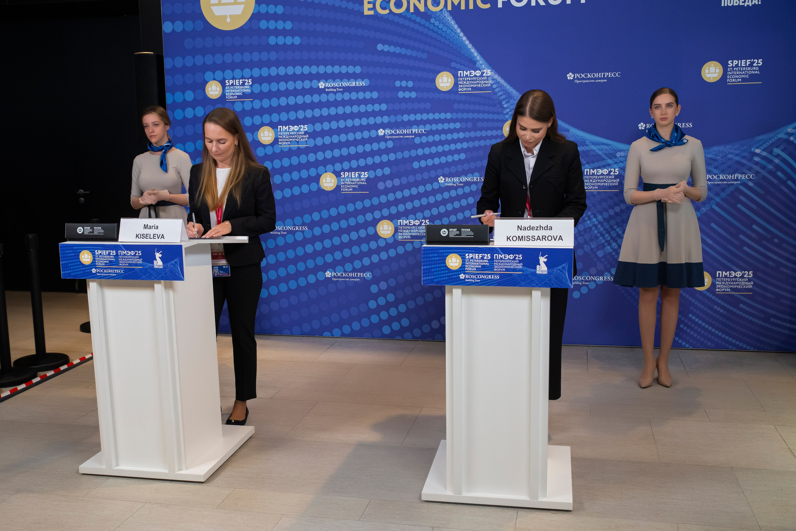 Выступление участников у трибун