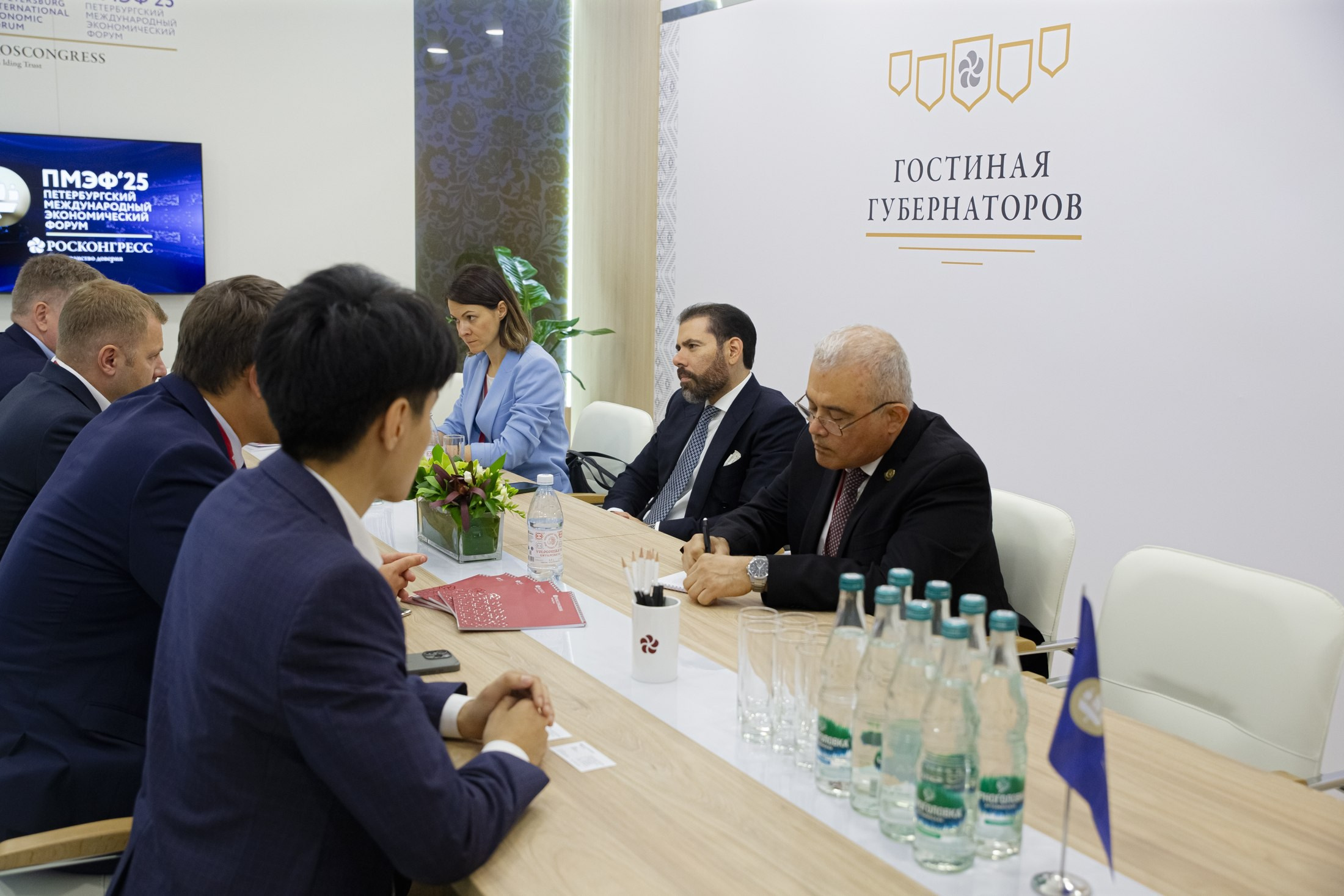 Рабочая встреча на стенде — фотограф Иван Зал