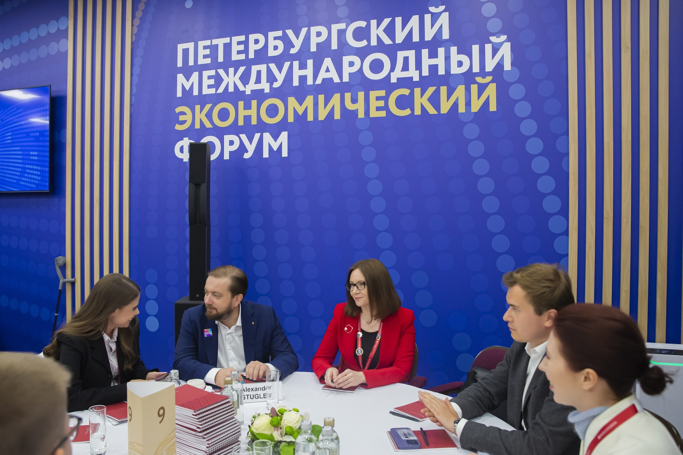 Обсуждение за круглым столом — фотограф Иван Зал