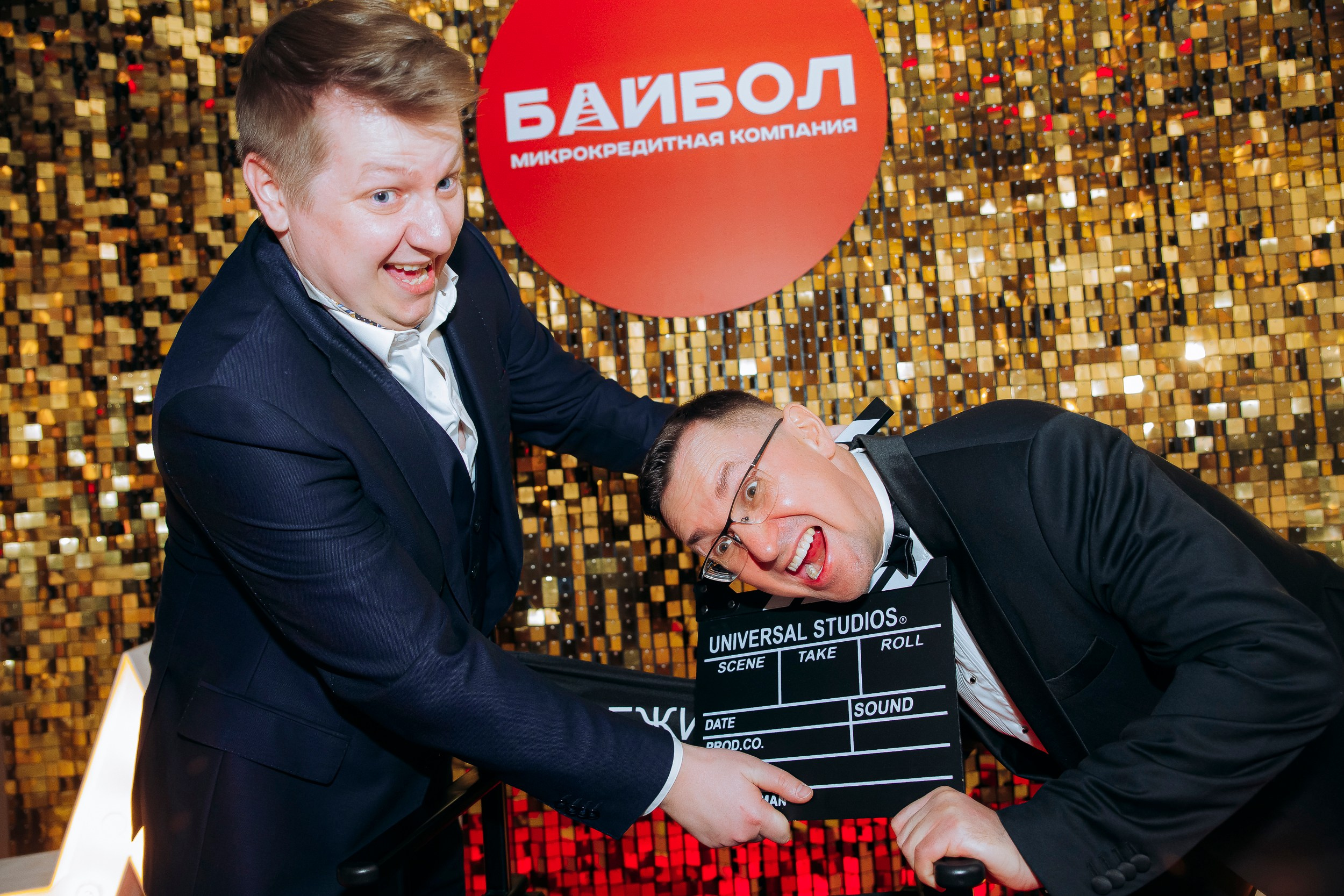 Гости с кинохлопушкой у фотозоны