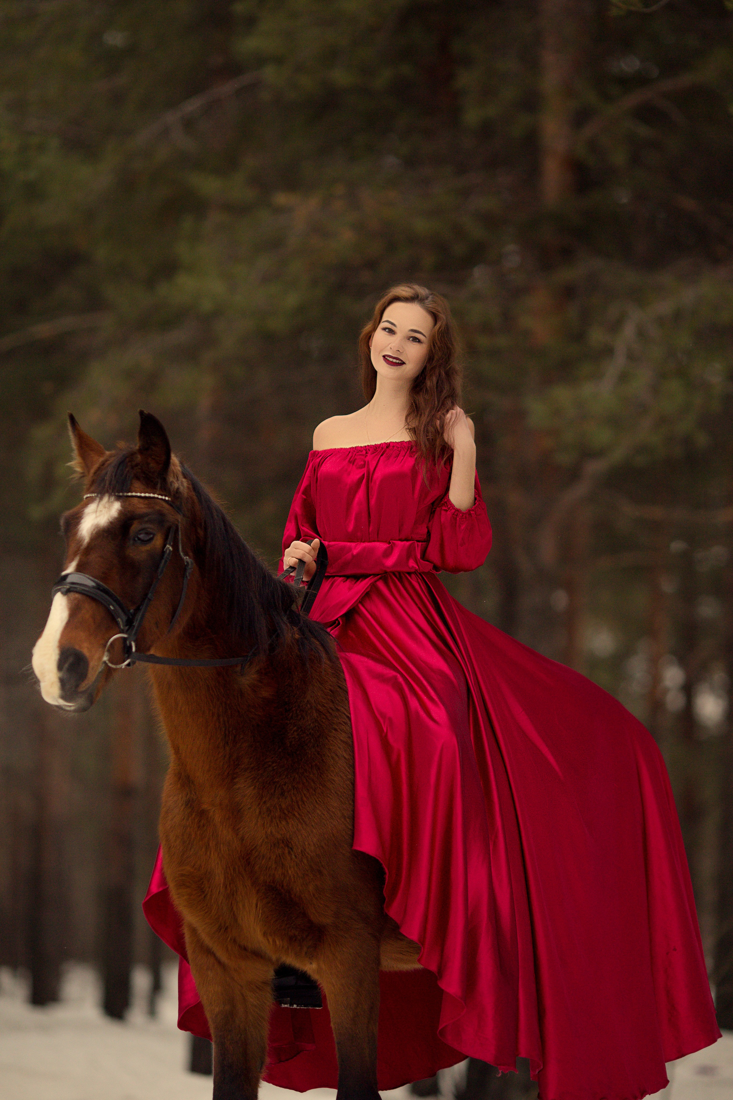 Фотосессия с лошадью в красном платье