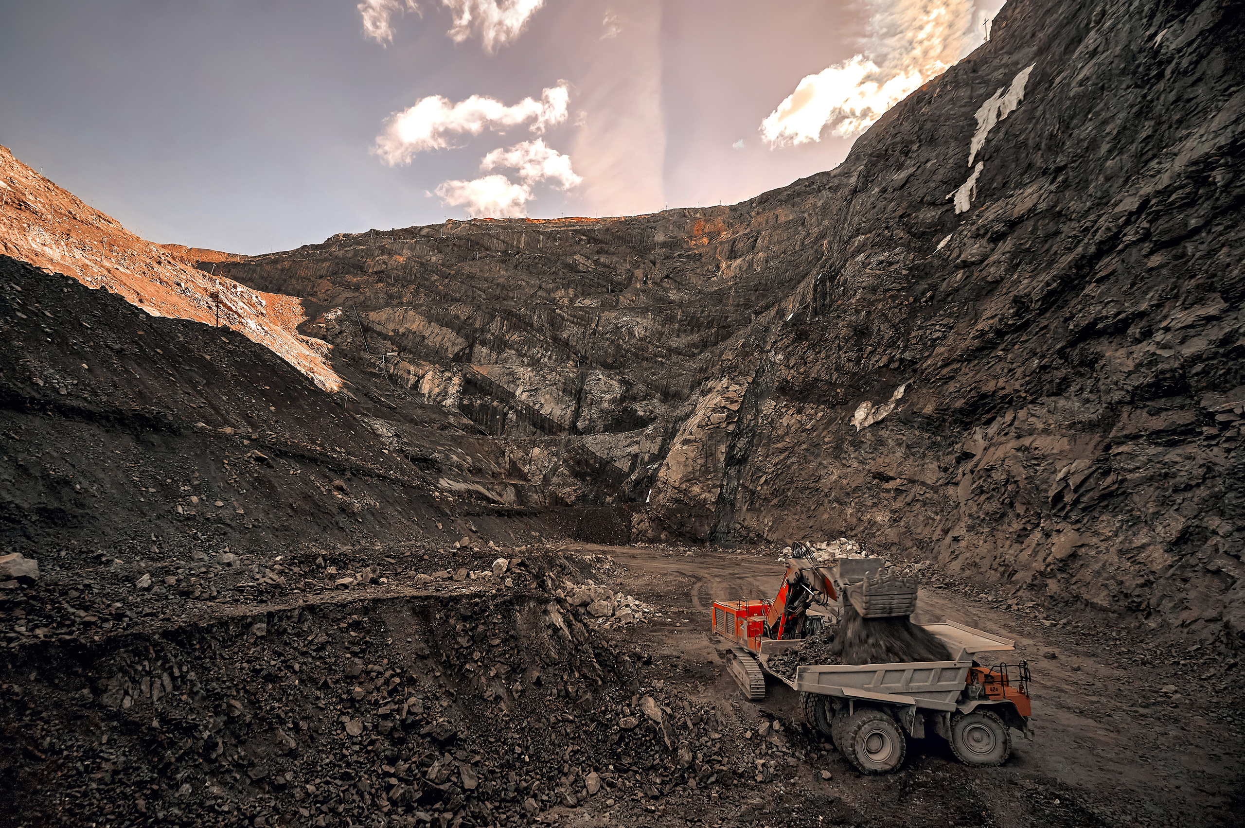 Карагайский карьер г. Сатка «Группа Магнезит». Фотограф Яковлев Роман — Красноярск