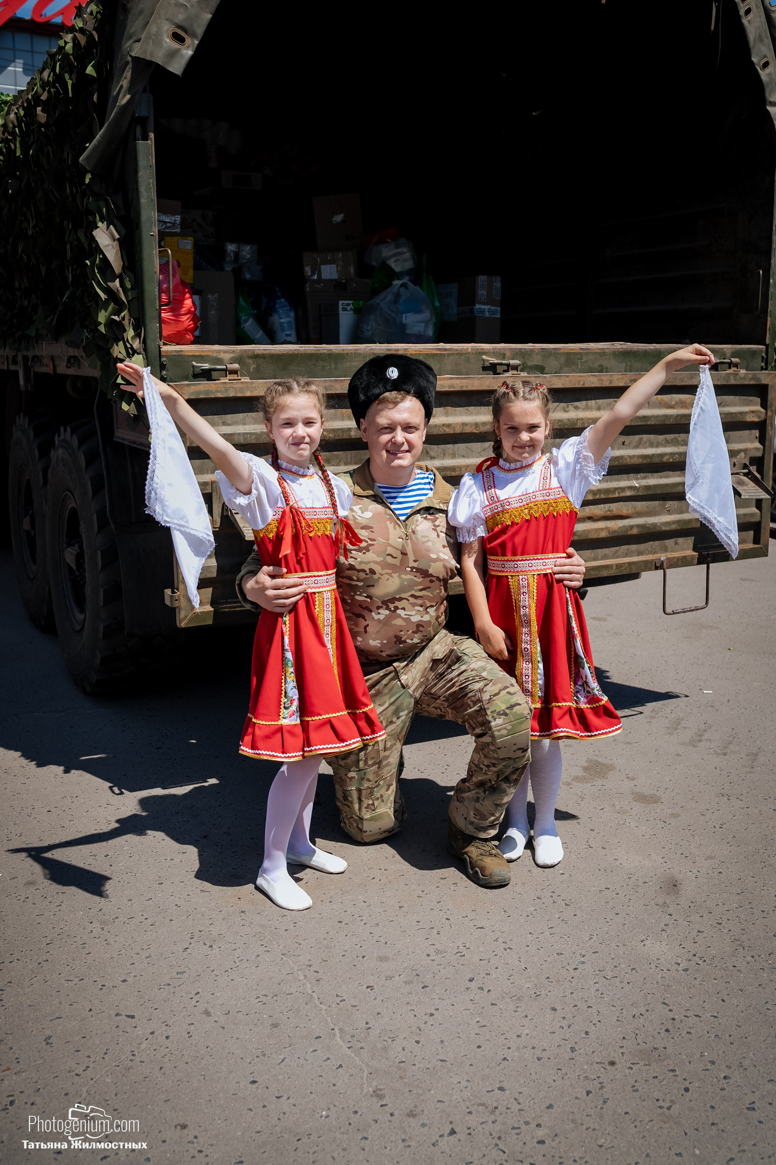 8 июня «Патриоты из Курска» сбор гуманитарной помощи у кинотеатра «Родина». Фотограф Нижний Новгород Татьяна Кейод