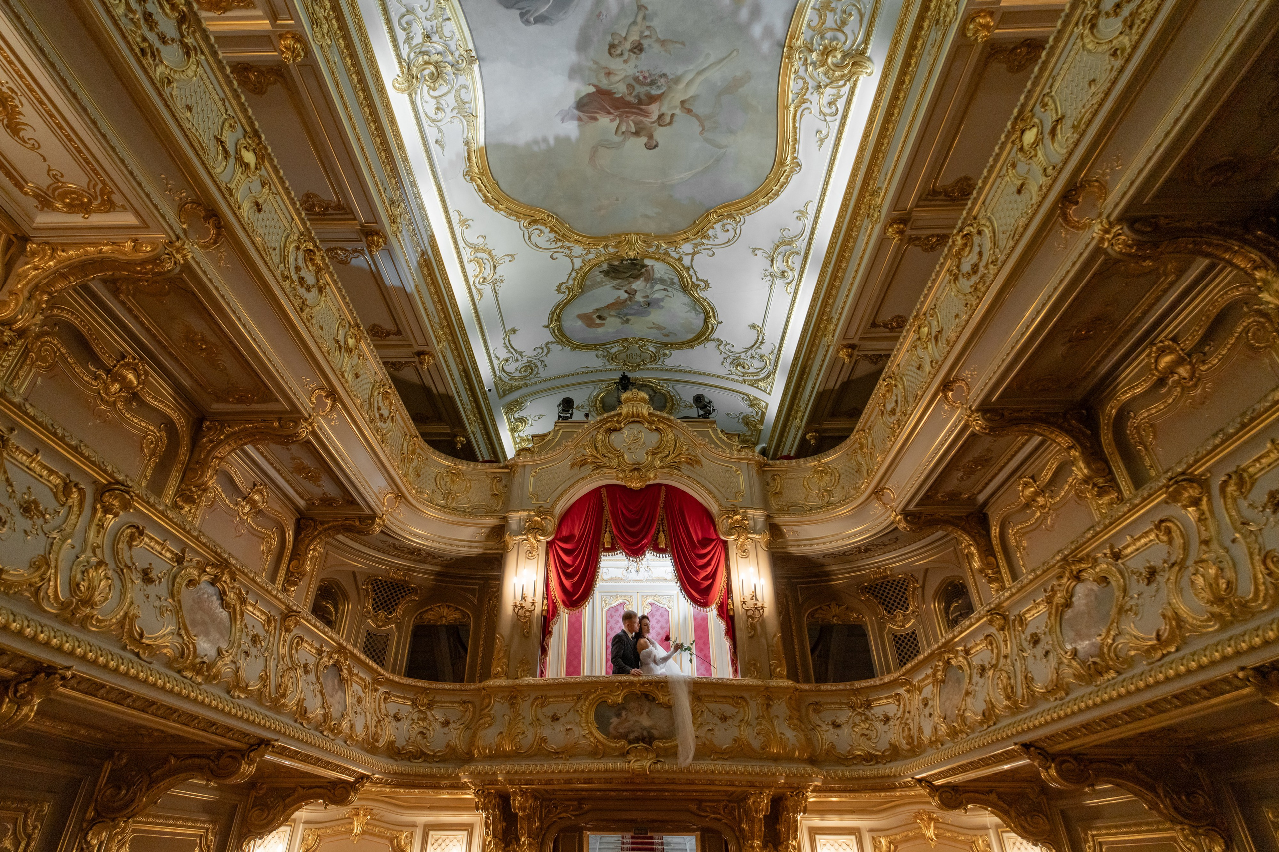 Домашний театр Юсуповского дворца и жених с невестой стоят в ложе